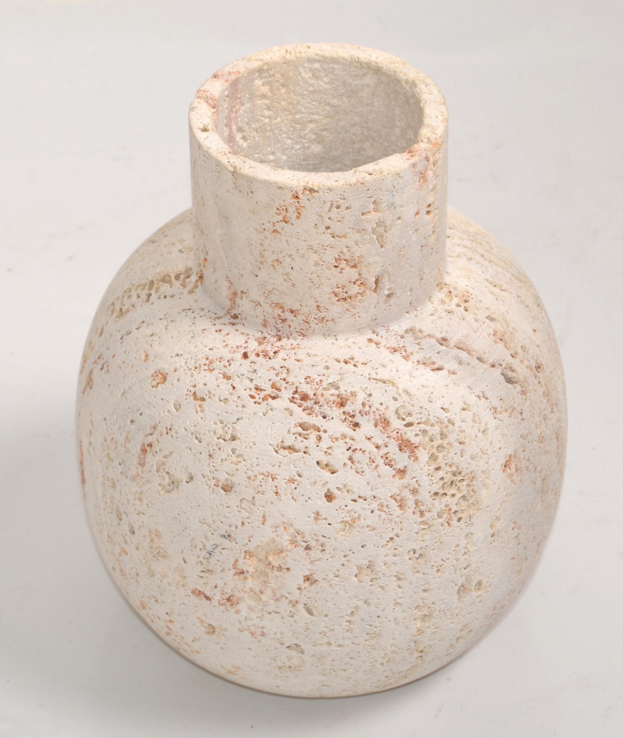 Die italienische klassische Vase Venedig aus Travertin, die Fratelli Manelli für Raymor entworfen hat, ist ein vielseitiges Element mit besonderem Design, das sich von anderen ähnlichen Objekten unterscheidet. 
Eine solche Vase mit besonderem Design