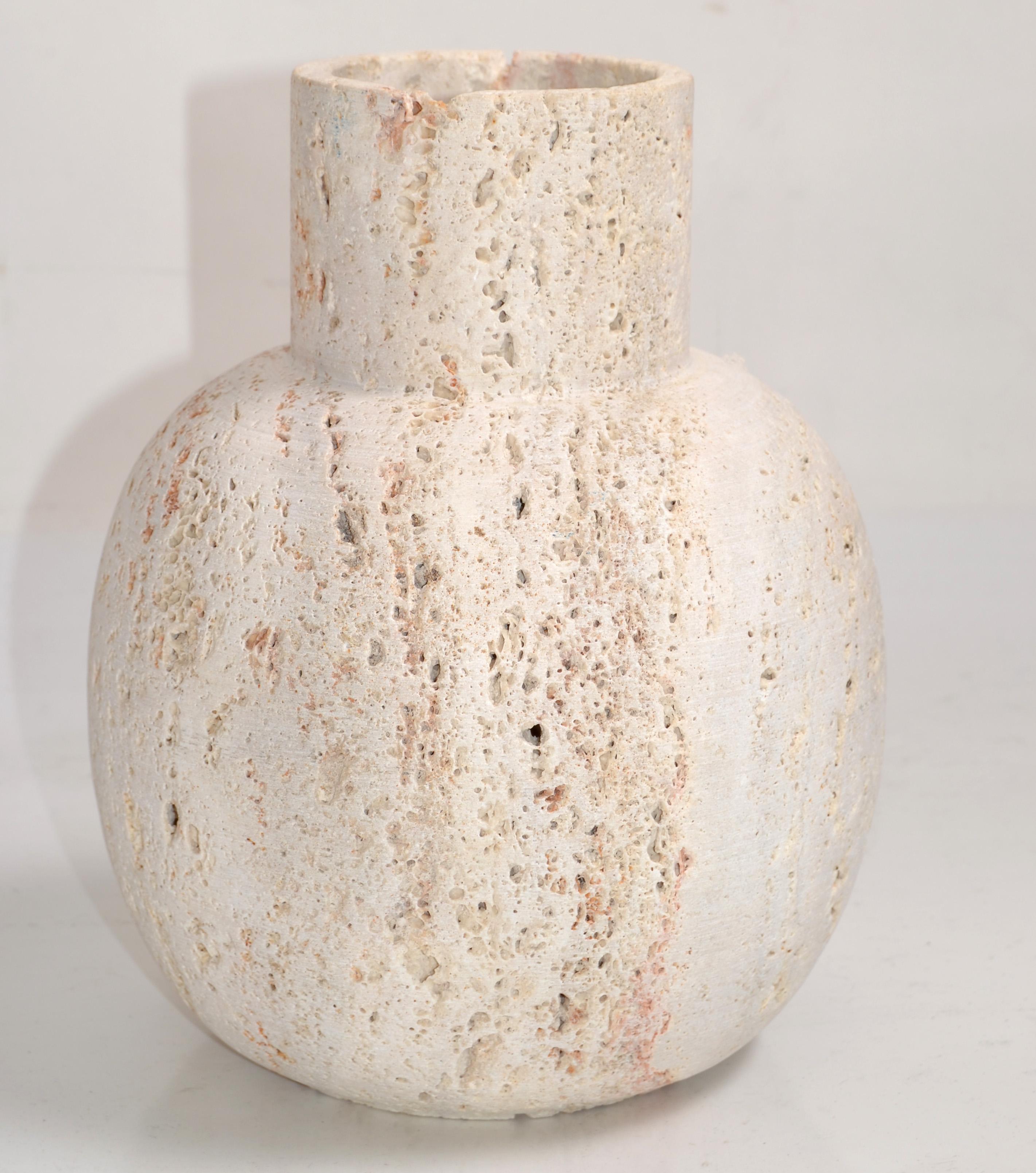 Sculpté à la main Fratelli Manelli Style Venetia Classic Travertine Stone Round Vase Raymor Italy  en vente