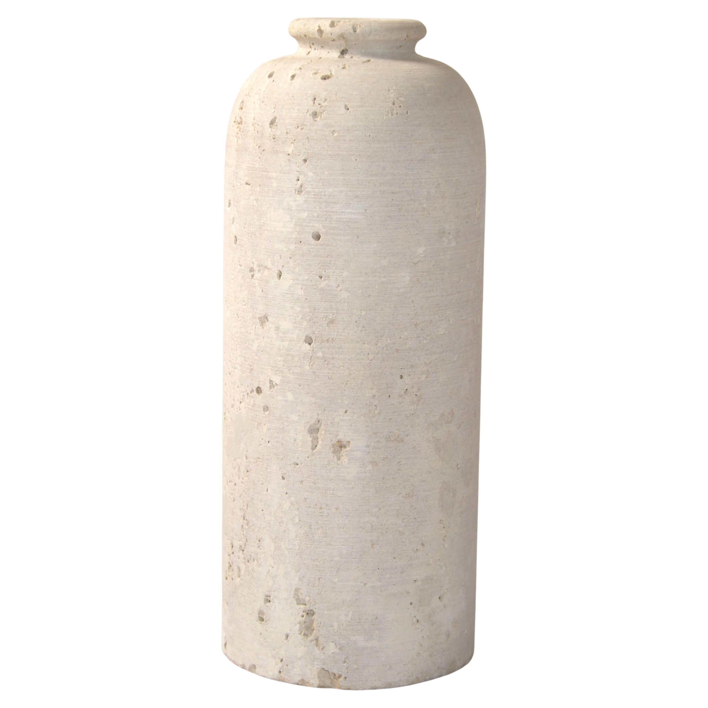 Il Vaso a forma di bottiglia in travertino classico italiano Riven attribuito a Fratelli Manelli per Raymor è un elemento versatile dal design particolare, diverso da qualsiasi altro oggetto di design simile. 
Questo vaso dal design particolare e
