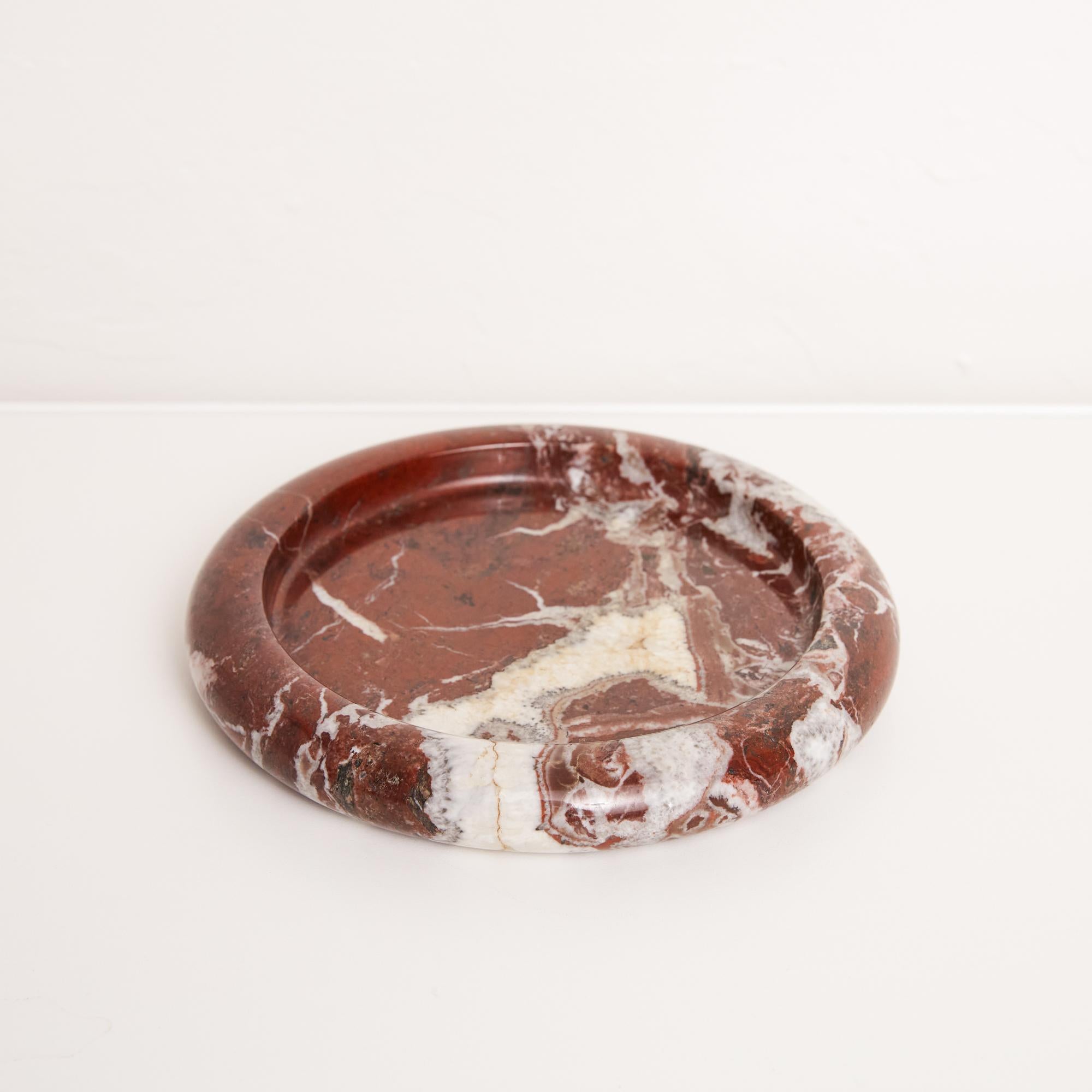 Fratelli Mannelli red marble tray, Italy, circa 1970s. The tray features a flat concave opening that allows it to serve as a vide poche, catchall, or ashtray. Its sleek form and Minimalist design, makes it the perfect decorative