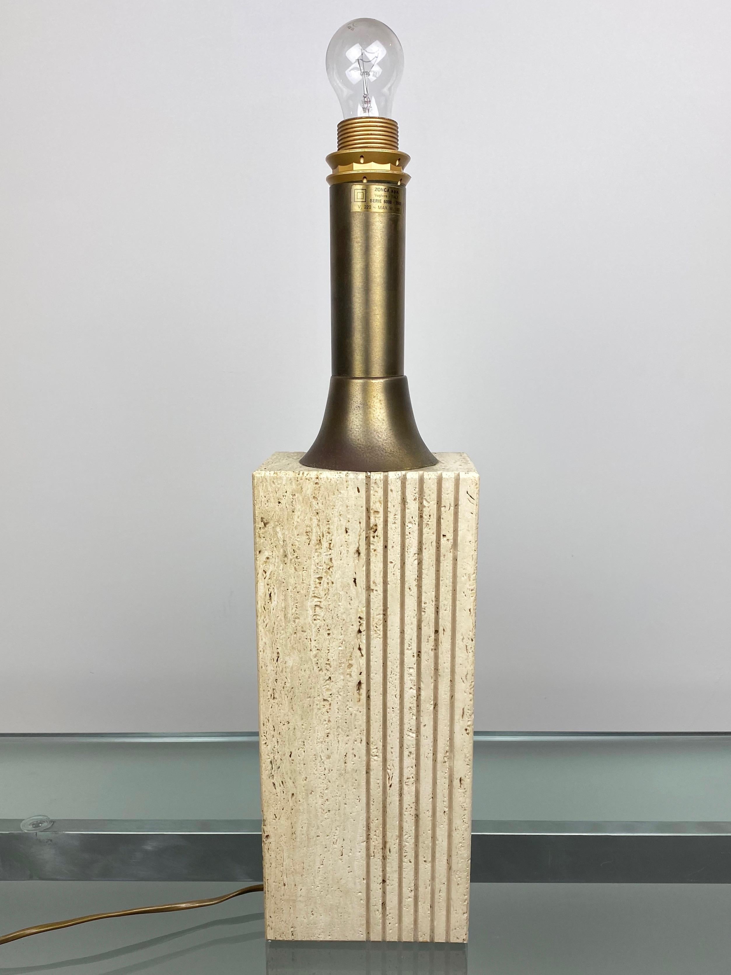 Table lamp in travertine and brass by the Italians Fratelli Mannelli, circa 1970, Italy.