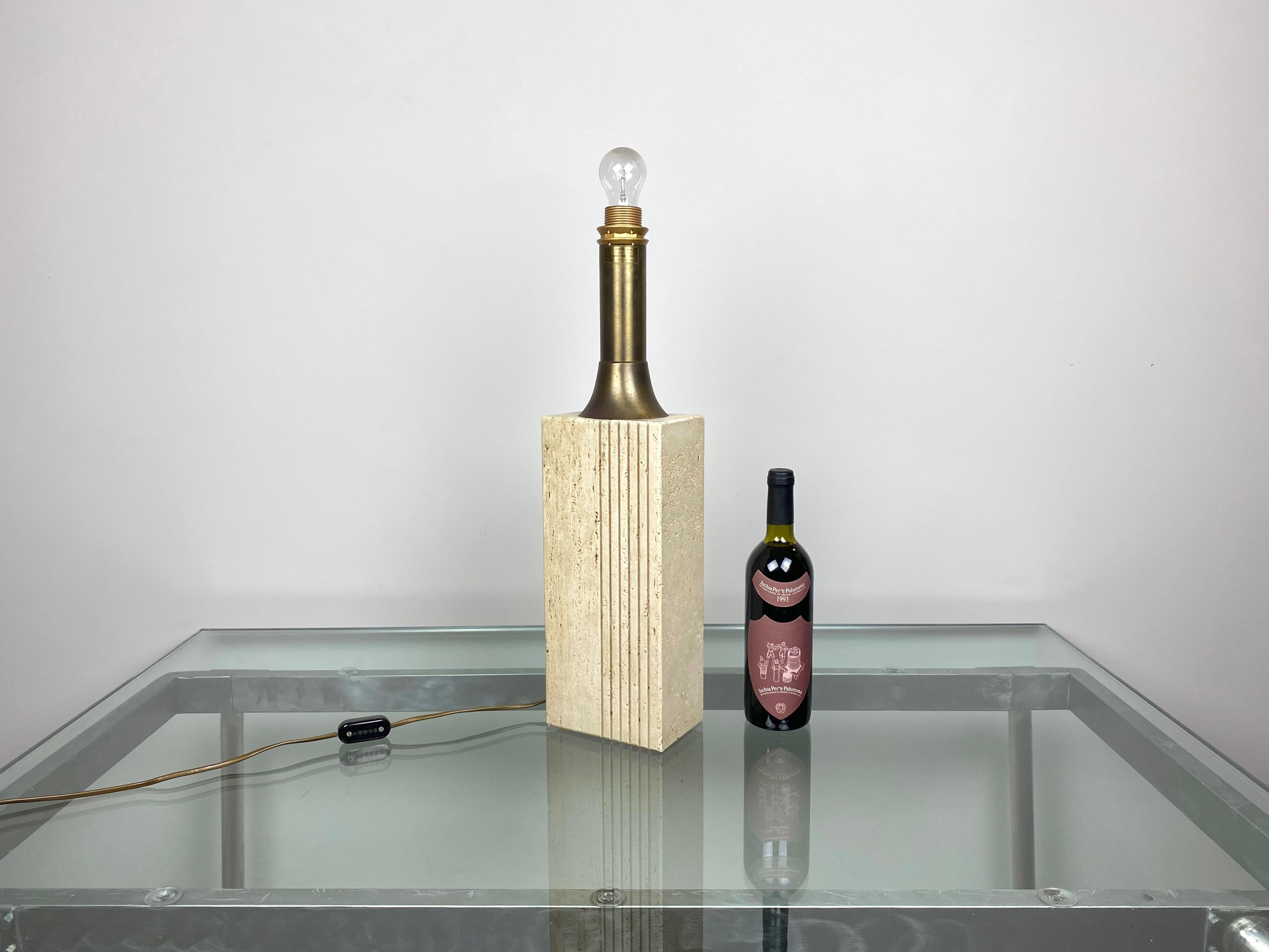 Fratelli Mannelli, Lámpara de sobremesa, mármol travertino y latón, Italia, hacia 1970 en venta 1