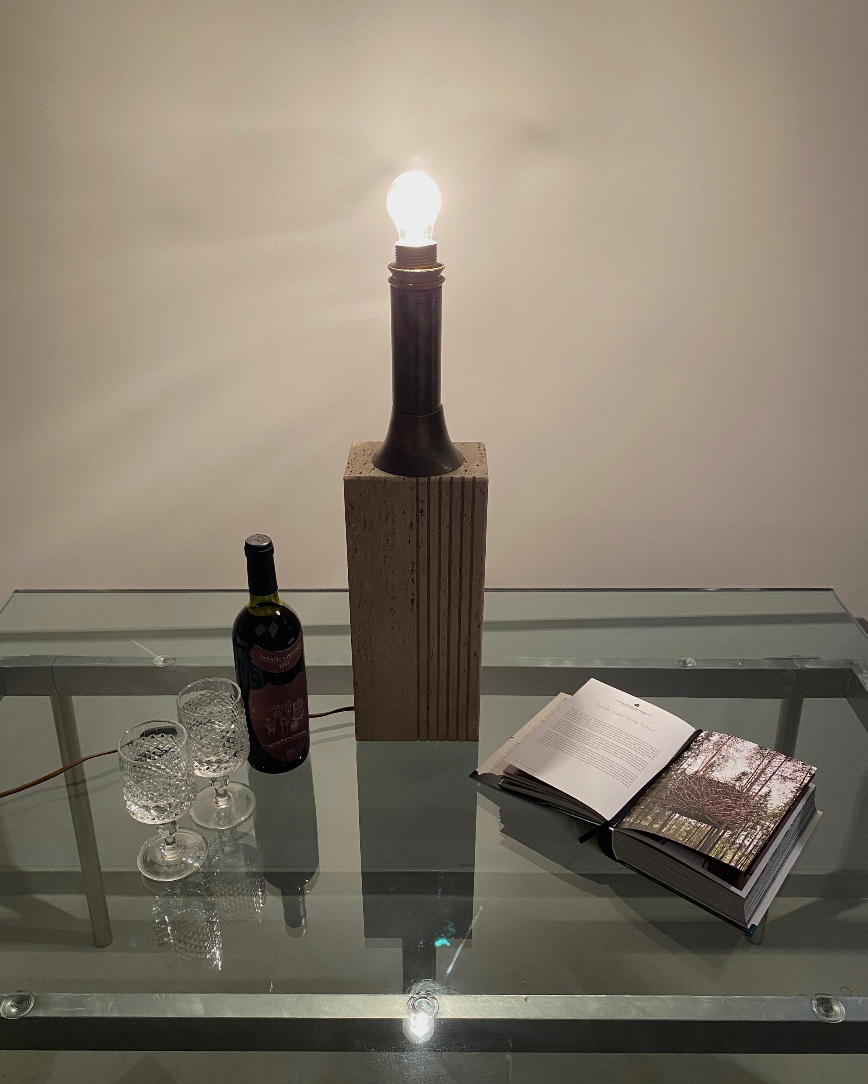 Fratelli Mannelli, lampe de table, marbre travertin et laiton, Italie, vers 1970 en vente 2