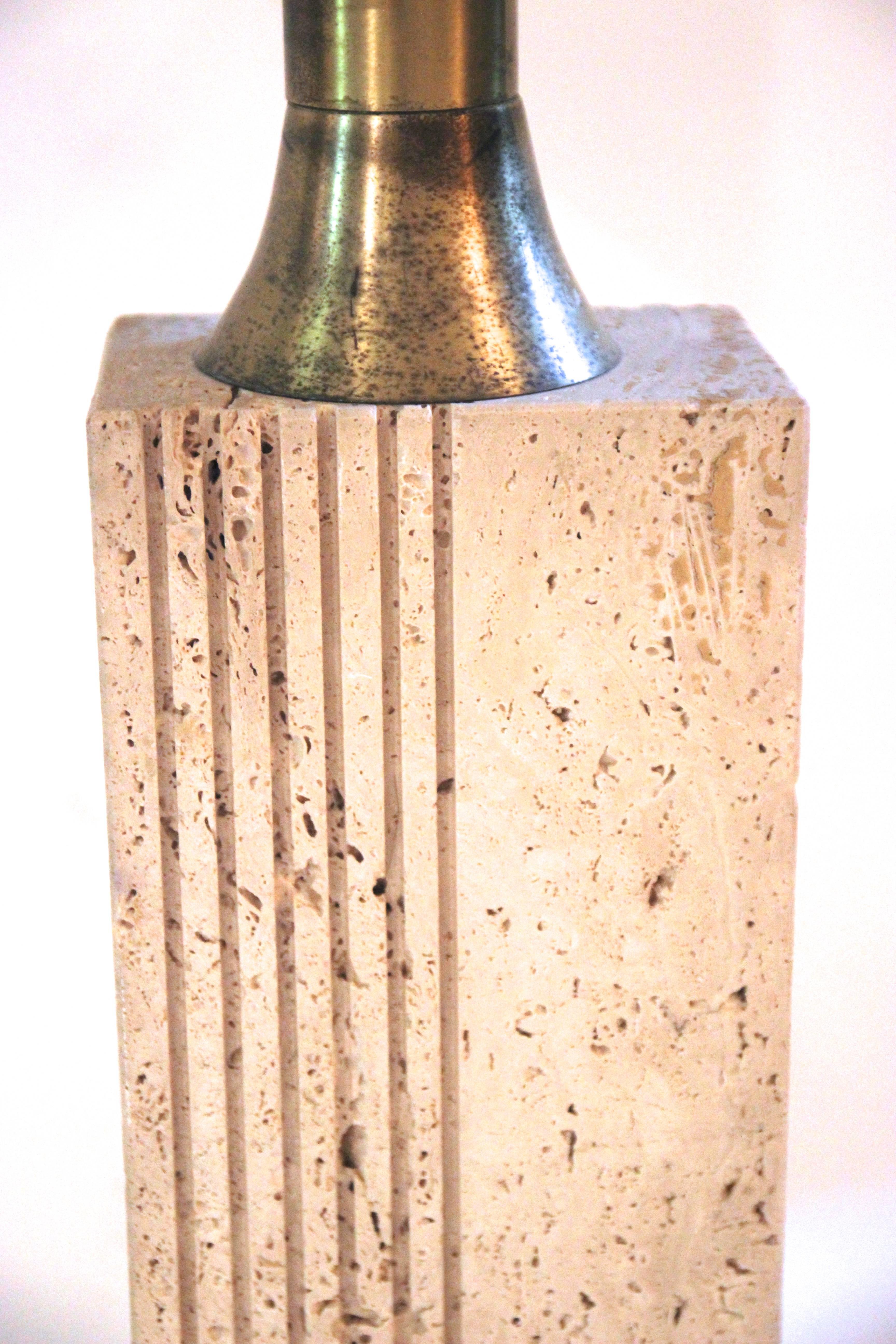 Fratelli Mannelli, table lamp,
travertine and golden brass,
circa 1970, Italy.
Measures: Height 80 cm, width 15 cm, depth 10 cm.