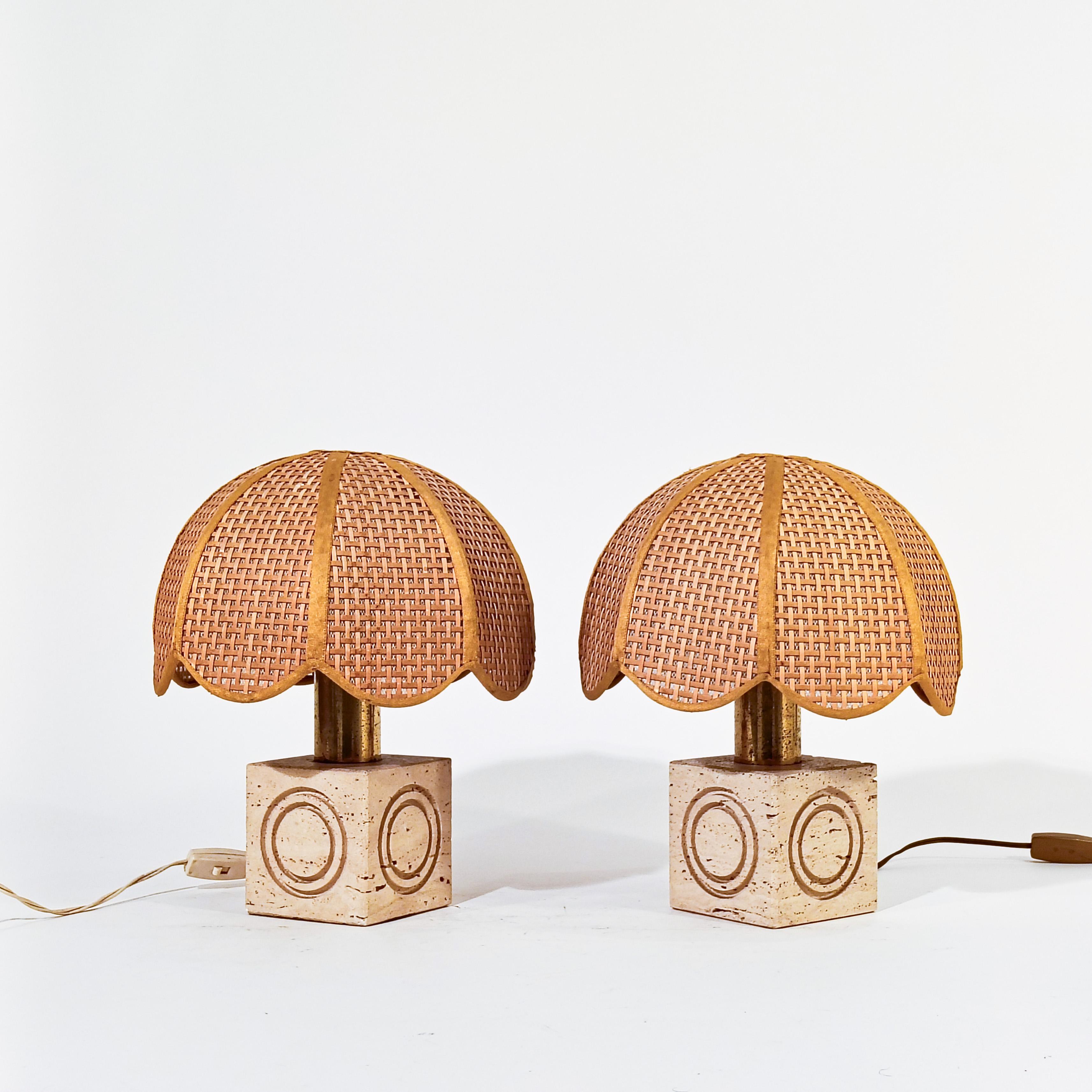 Brutalist and Post-Modern style Italian table lamps by Fratelli Mannelli, 1970s, set of 2. Travertine marble base and golden chromed steel structure. The screens are the originals, and have slight wear, rubbing and dirt from the passage of time, but