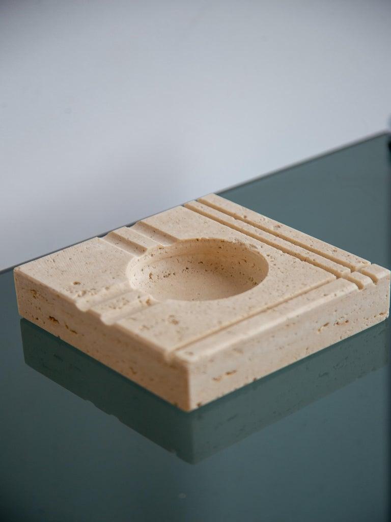 Entworfen von Enzo Mari für Fratelli Mannelli. Dieses italienische Möbelstück aus der Mitte des Jahrhunderts ist eine perfekte Mischung aus Form und Funktion und zeichnet sich durch ein skulpturales, geometrisches Design mit Natursteinvariationen