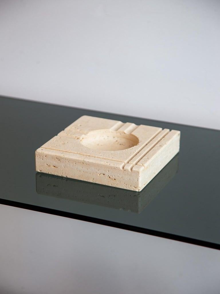 Fratelli Mannelli Quadratischer Aschenbecher aus Travertin (Moderne der Mitte des Jahrhunderts) im Angebot