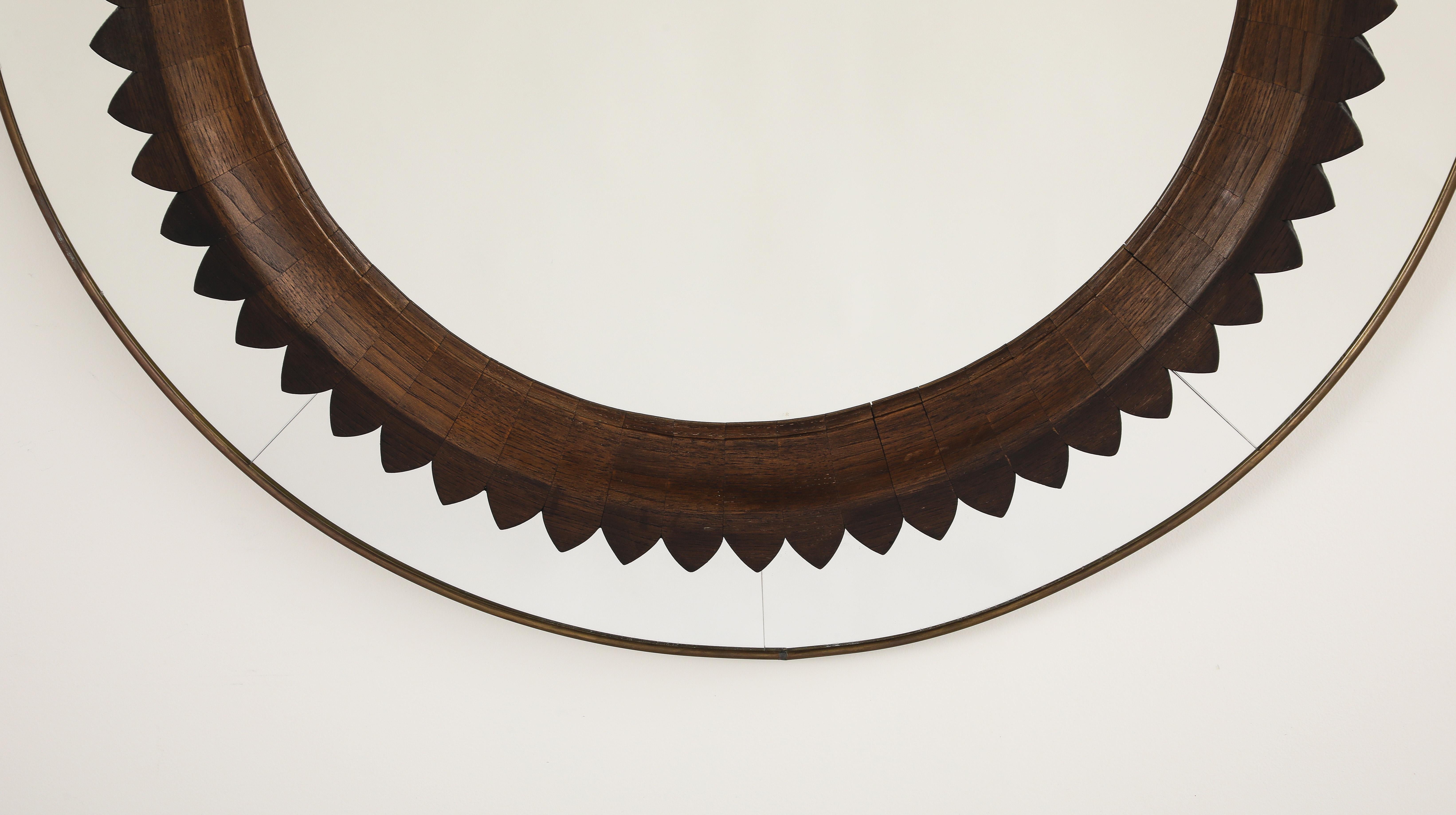 Sculpté à la main Miroir en noyer sculpté à la main par Fratelli Marelli pour Framar, Italie, vers 1940 en vente