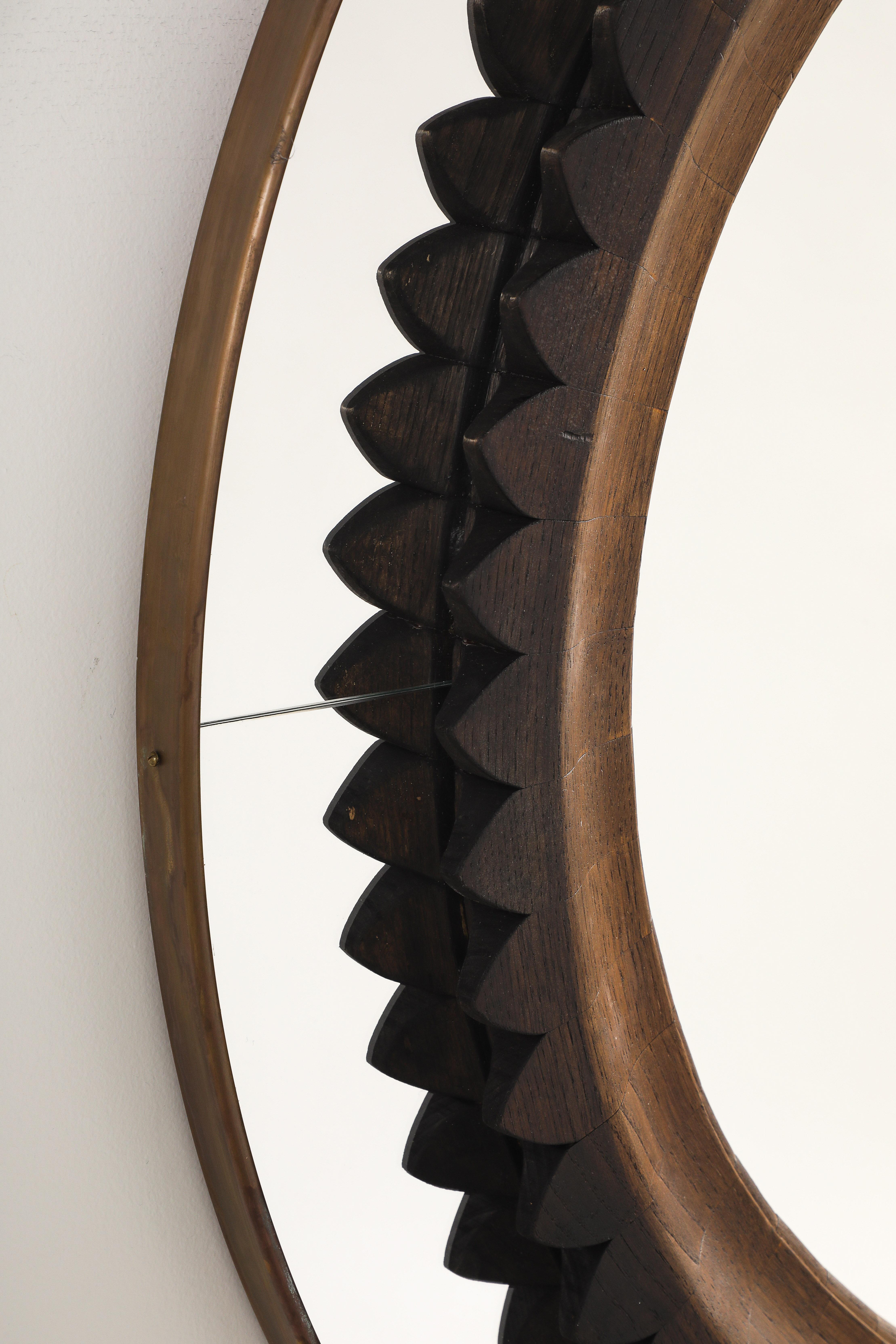 Laiton Miroir en noyer sculpté à la main par Fratelli Marelli pour Framar, Italie, vers 1940 en vente