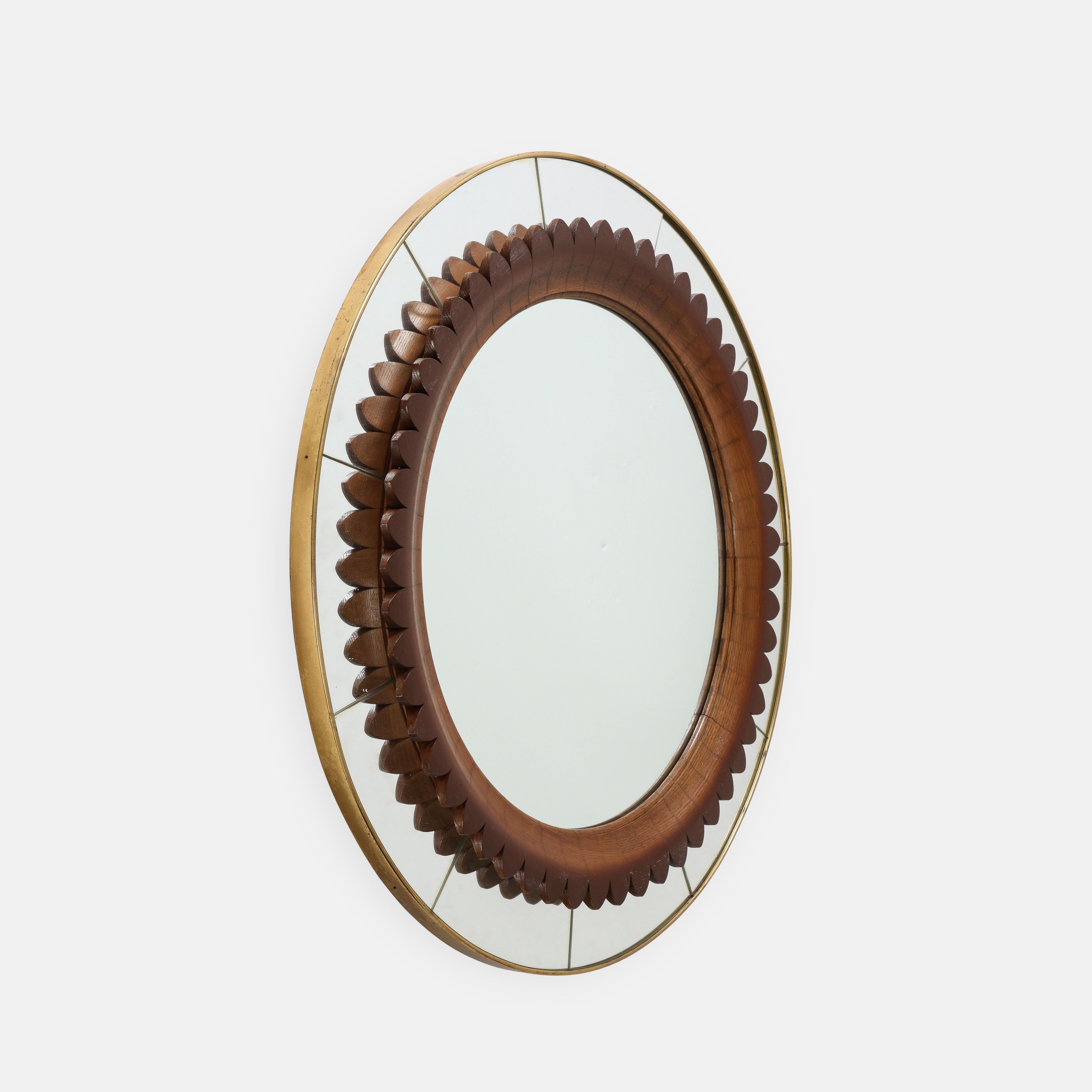 Fratelli Marelli for Framar rare round wall mirror with walnut details, original mirrored glass and brass frame, Italy, 1950s.  This exquisite sculptural mirror has wonderful details throughout including the carved scalloped walnut inner circular