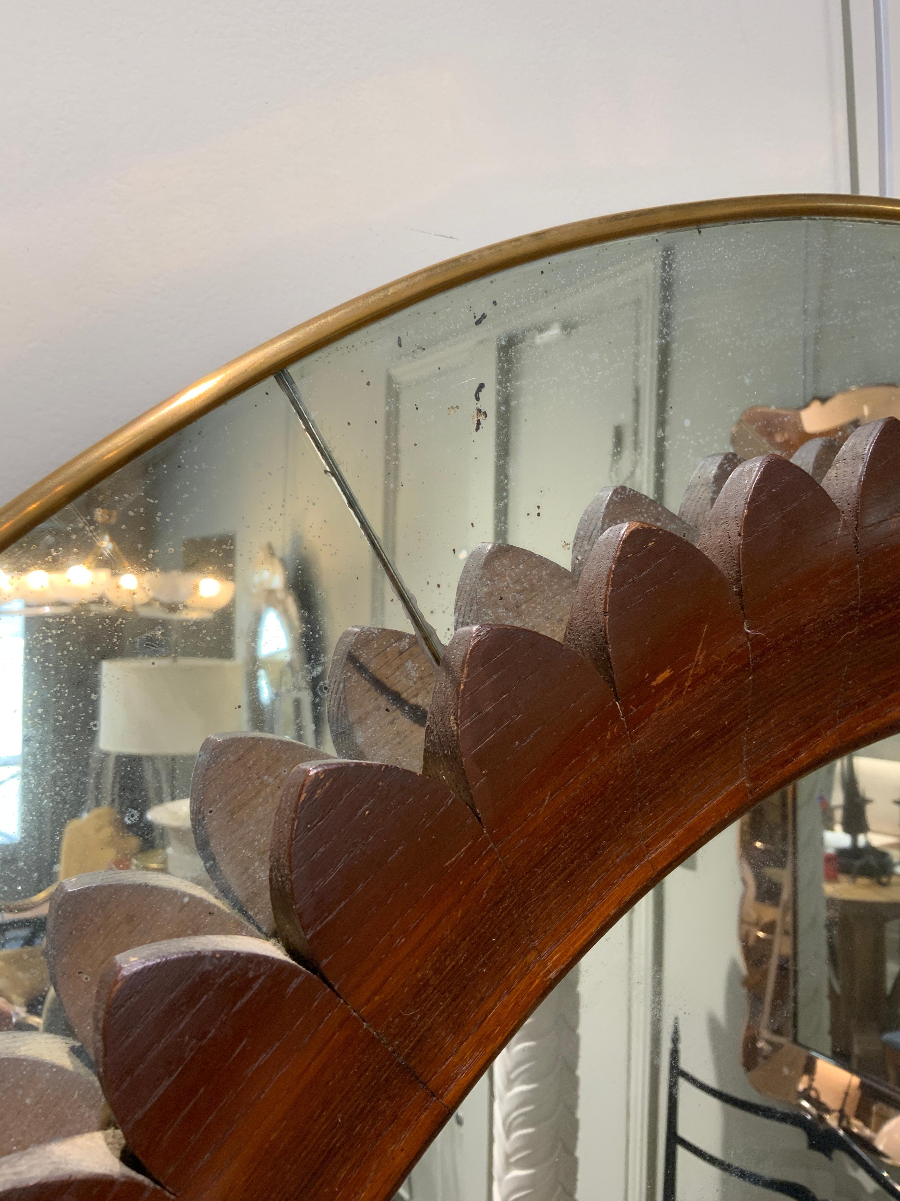 Un beau miroir en bois avec laiton France par Fratelli Marelli 
Italie 1950
Patine sur le miroir 
Diamètre de 100 cm 
