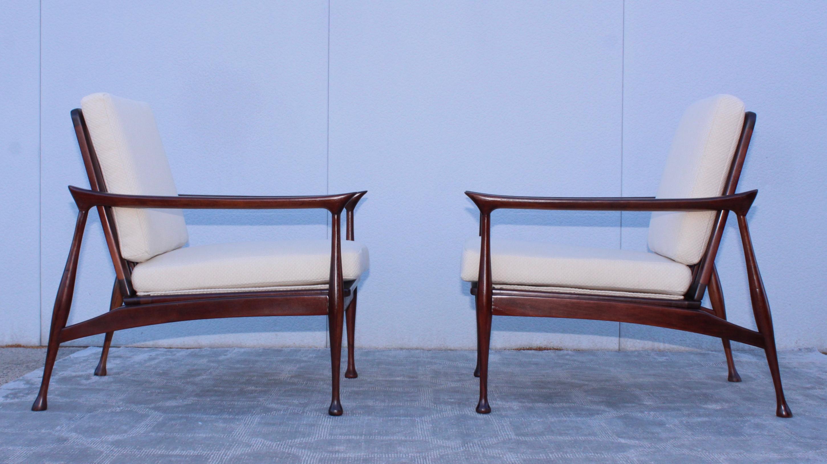 Fratelli Reguitti Attributed Italian Walnut Lounge Chairs In Good Condition In New York, NY