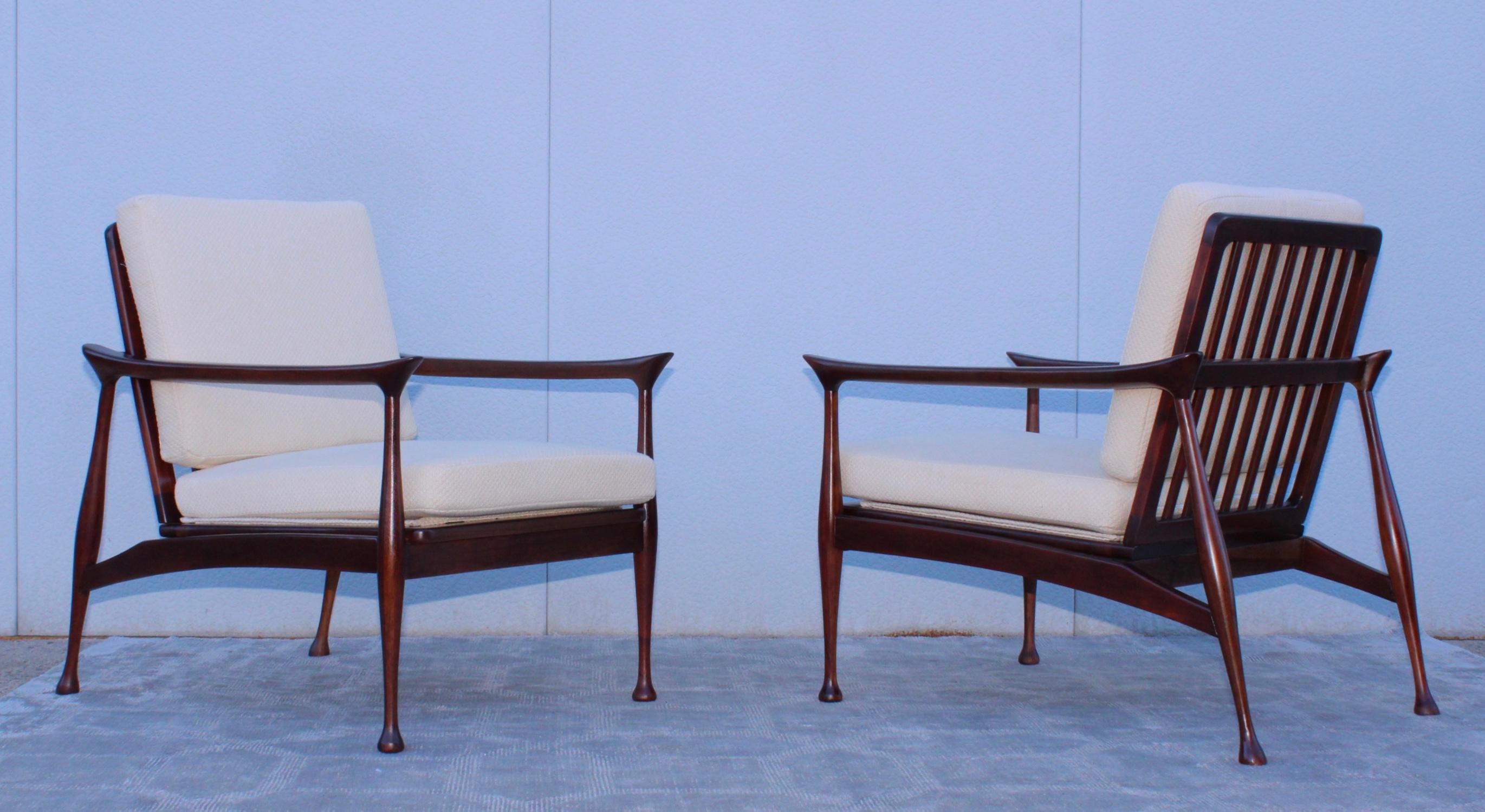 Fratelli Reguitti Attributed Italian Walnut Lounge Chairs 1