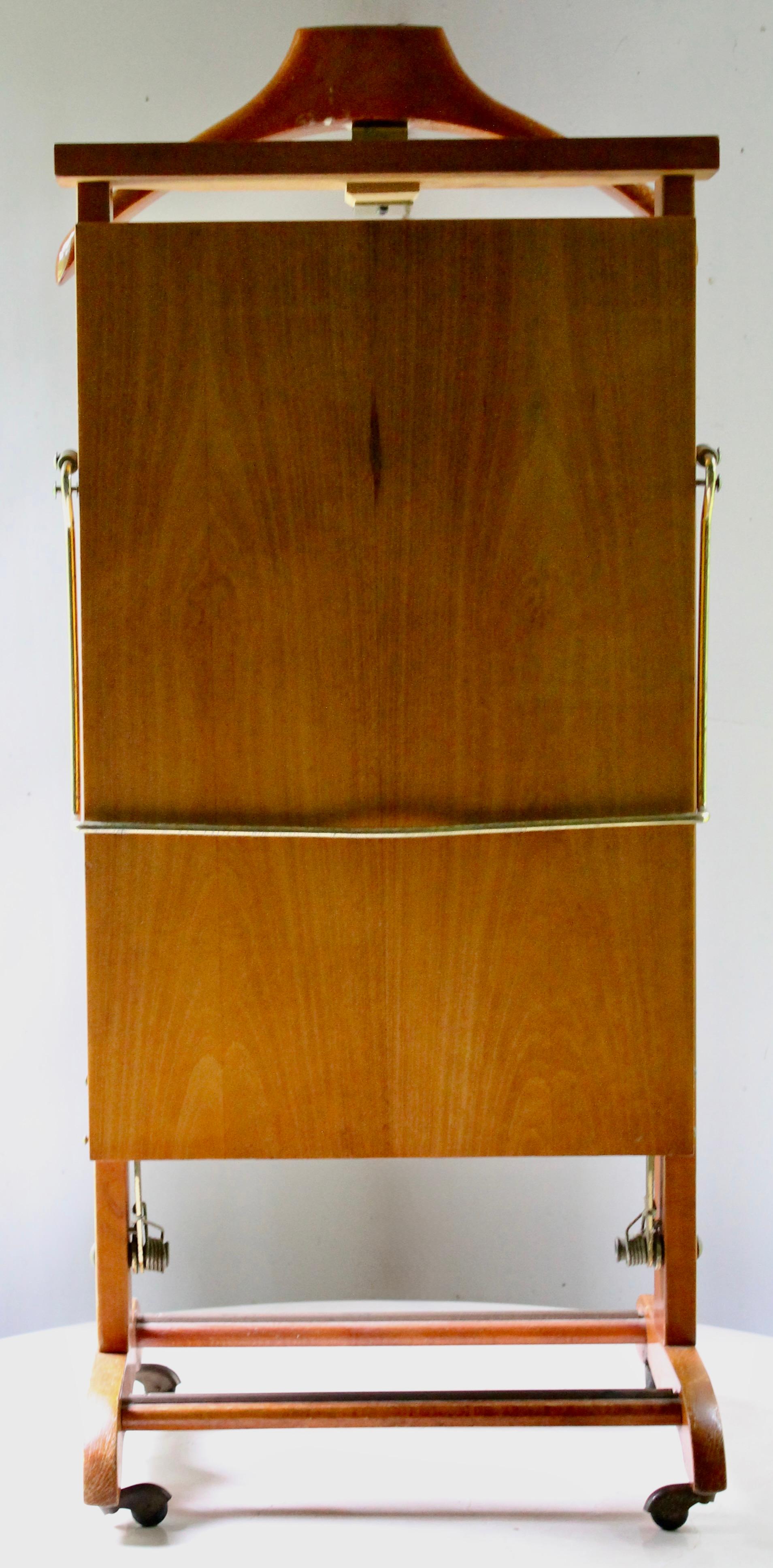Version moderne et classique du porte-pantalons et du porte-cintres 