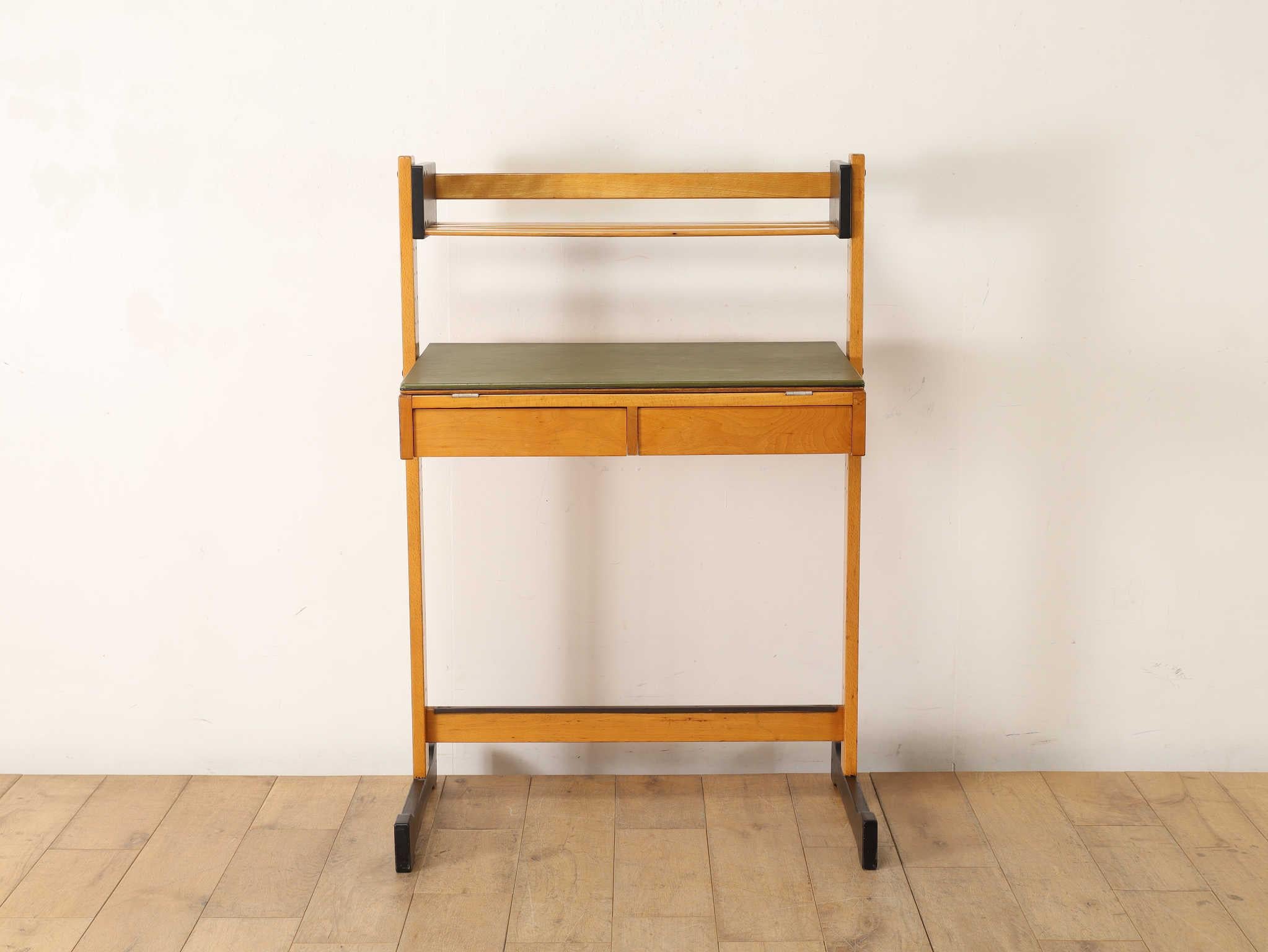 Ein Schreibtisch mit kühnem und kantigem Design, der die Essenz des italienischen Vintage-Stils perfekt einfängt - ein Look, der zeitlose Eleganz mit einer unverwechselbaren Persönlichkeit verbindet.
Während die Gesamtform schlank, raffiniert und