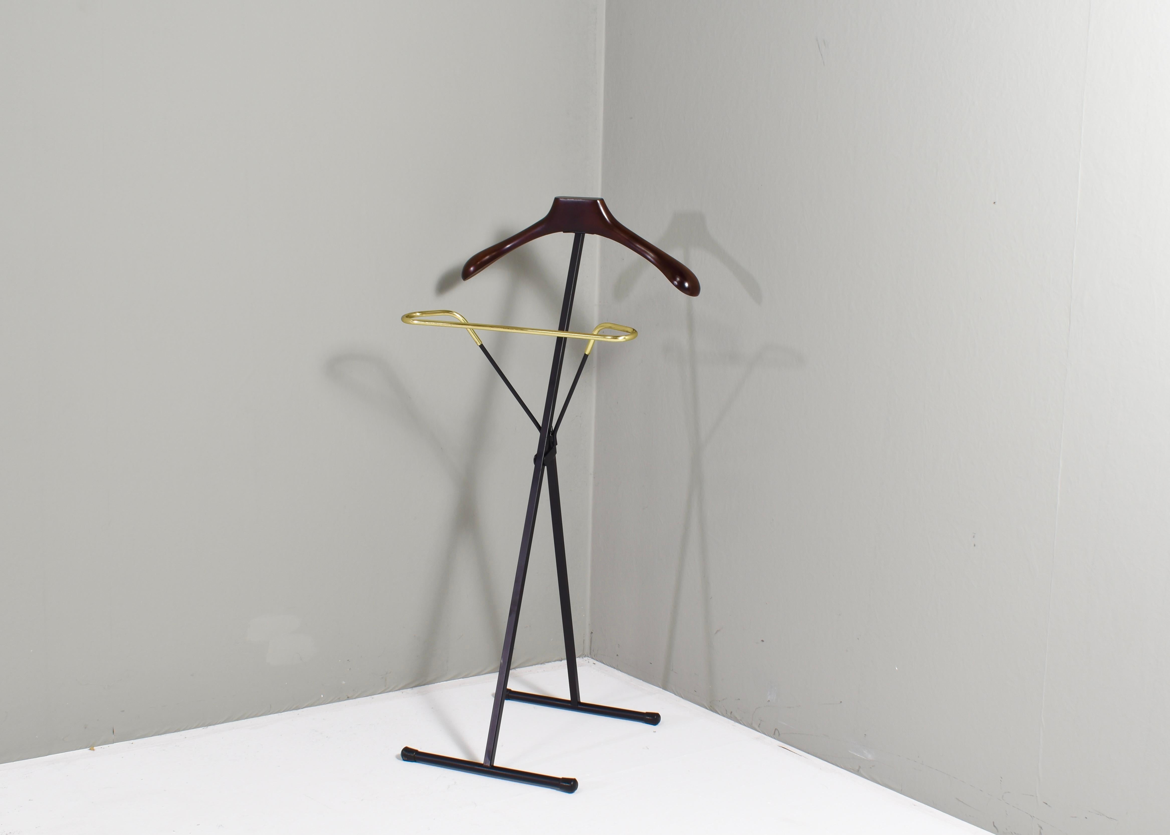 Introducing the Fratelli Reguitti Folding Valet Stand: Elevate Your Wardrobe with Elegance and Practicality.
Charmy vintage valt stand manufactured in Italy in the 1950s by iconic Fratelli Reguitti company.
Folding valet with beech wood hanger and