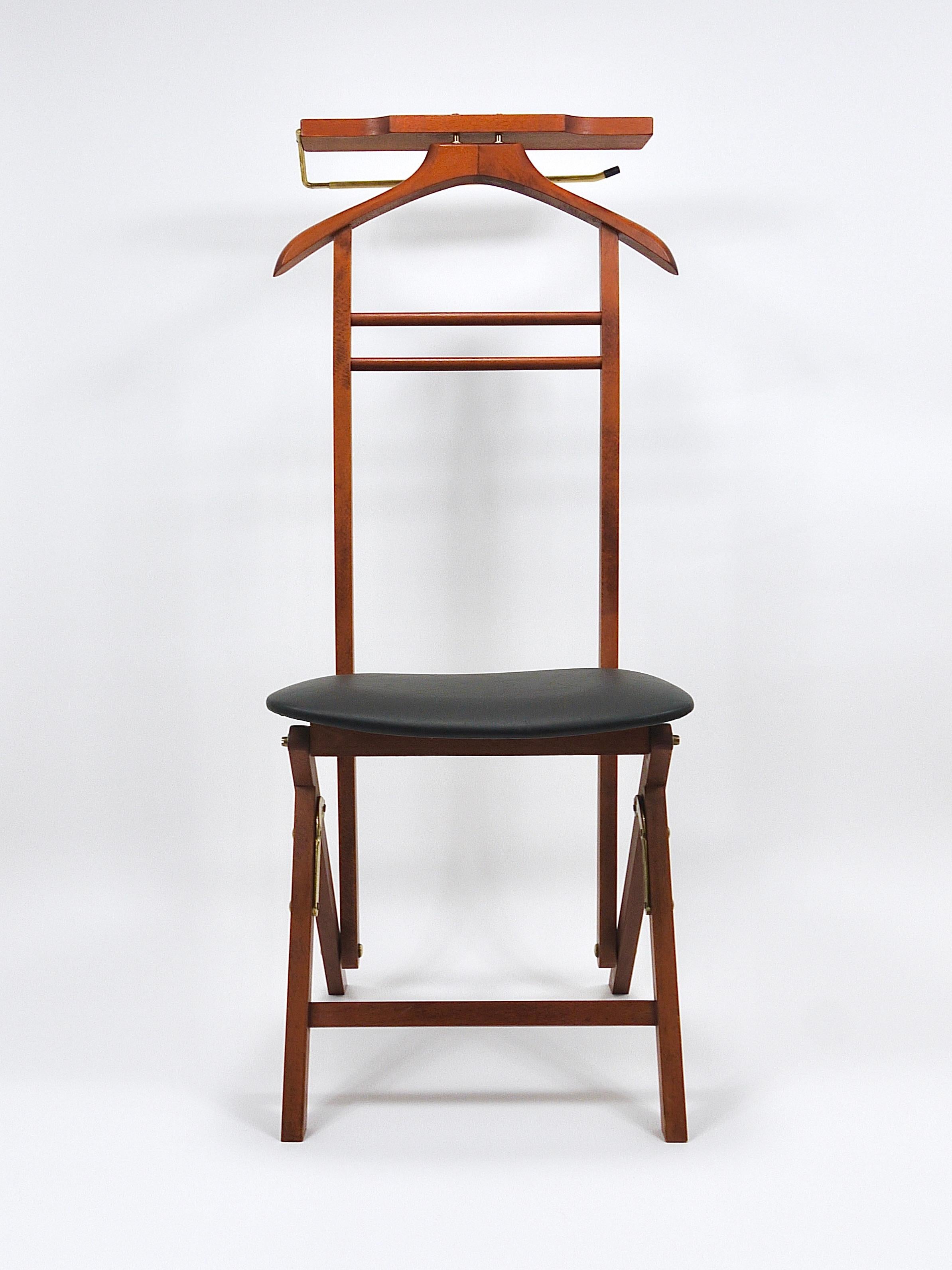 A sculptural Modernist gentleman’s and gentlewoman’s valet clothing stand and chair combination from the 1950s in the style of Ico & Luisa Parisi, executed by Fratelli Reguitti, Italy. A dressboy , crafted from medium brown beech wood with a warm