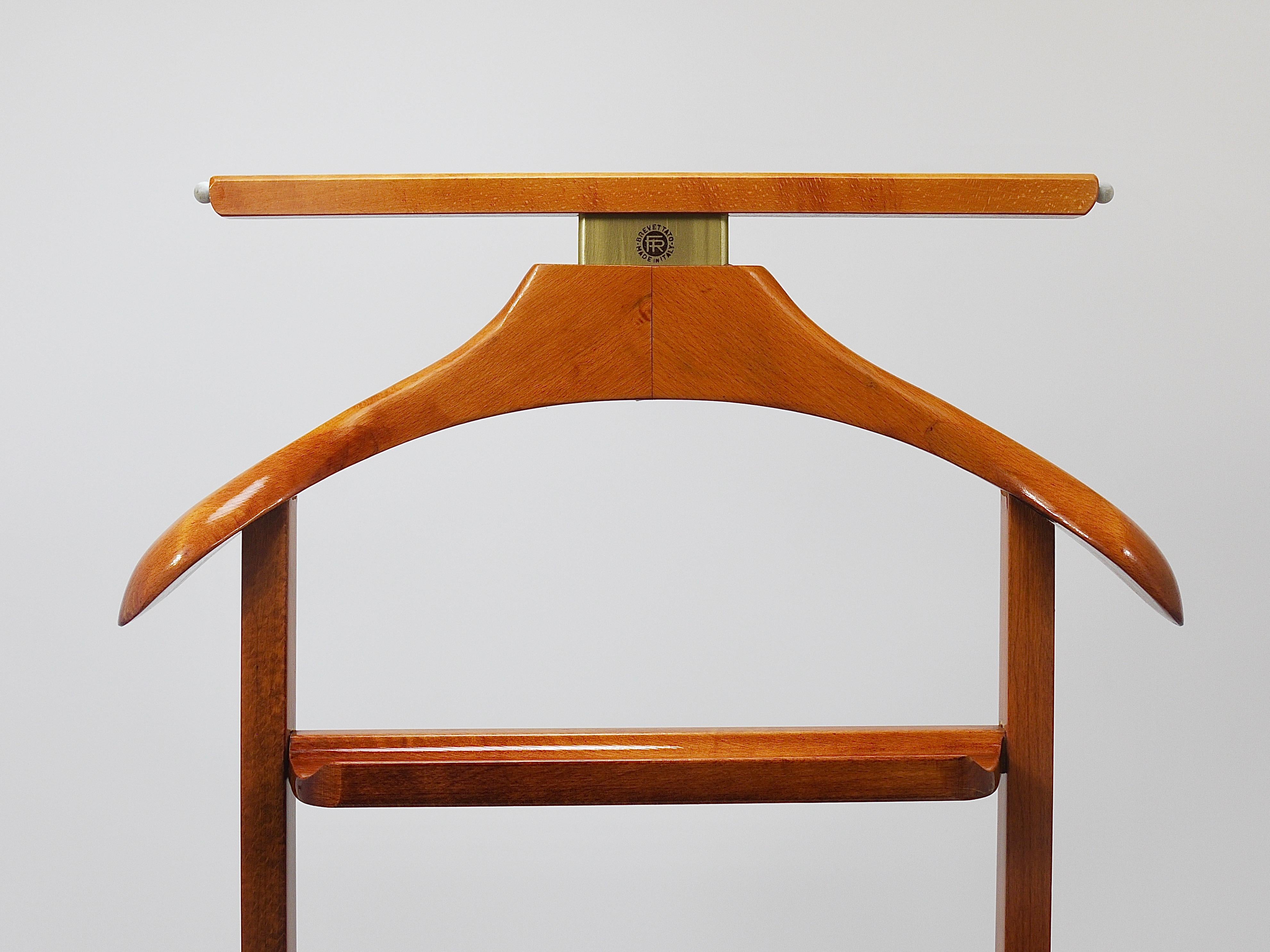 Un porte-vêtements sculptural moderniste pour valet de chambre, datant des années 1950, dans le style d'Ico et Luisa Parisi. Exécuté par Fratelli Reguitti, Italie. Fabriqué en bois de hêtre de couleur brun moyen avec une élégante finition brillante