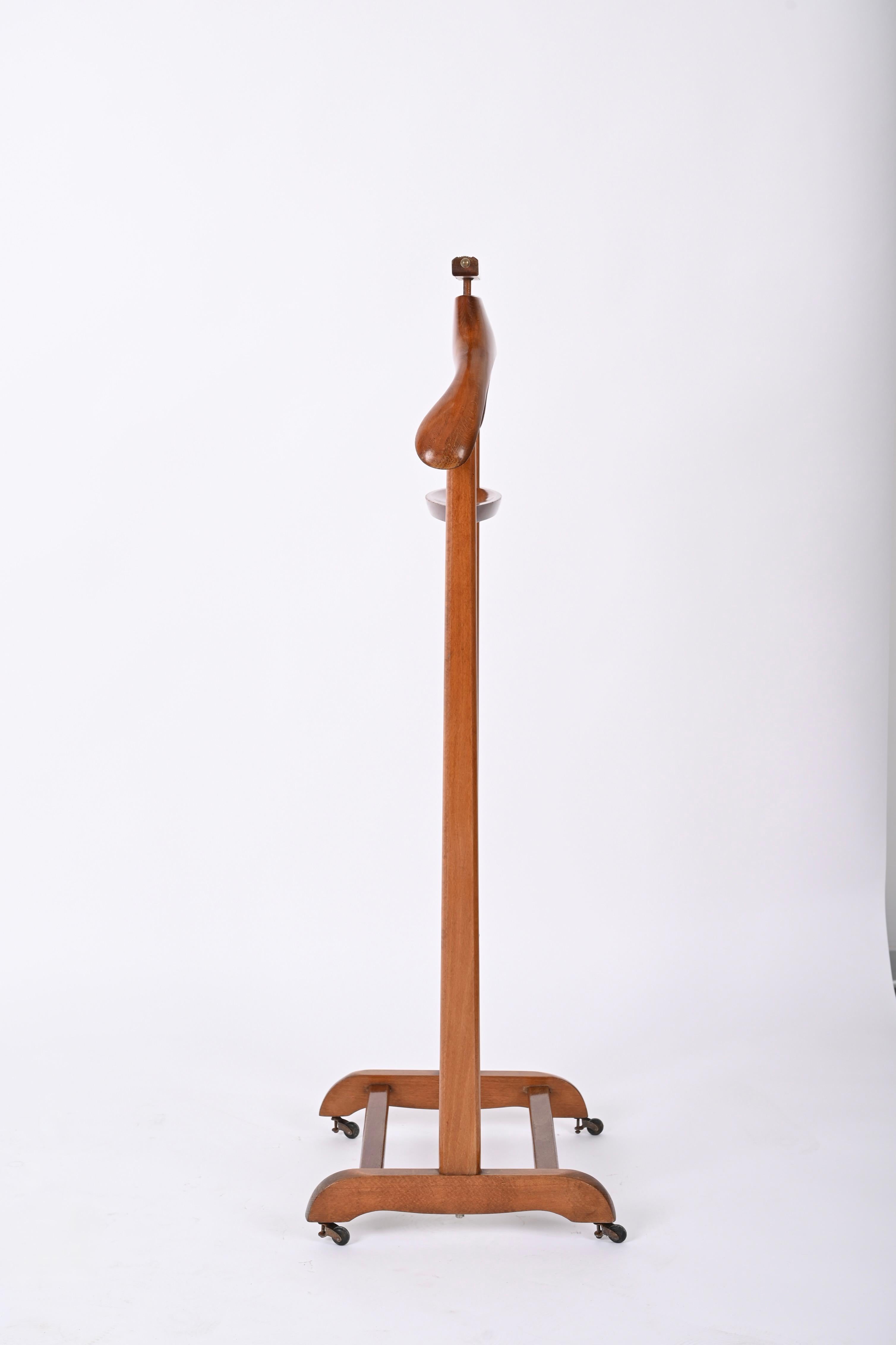 Fratelli Reguitti Midcentury Valet Stand in Beechwood and Brass, Italy, 1960s In Good Condition In Roma, IT