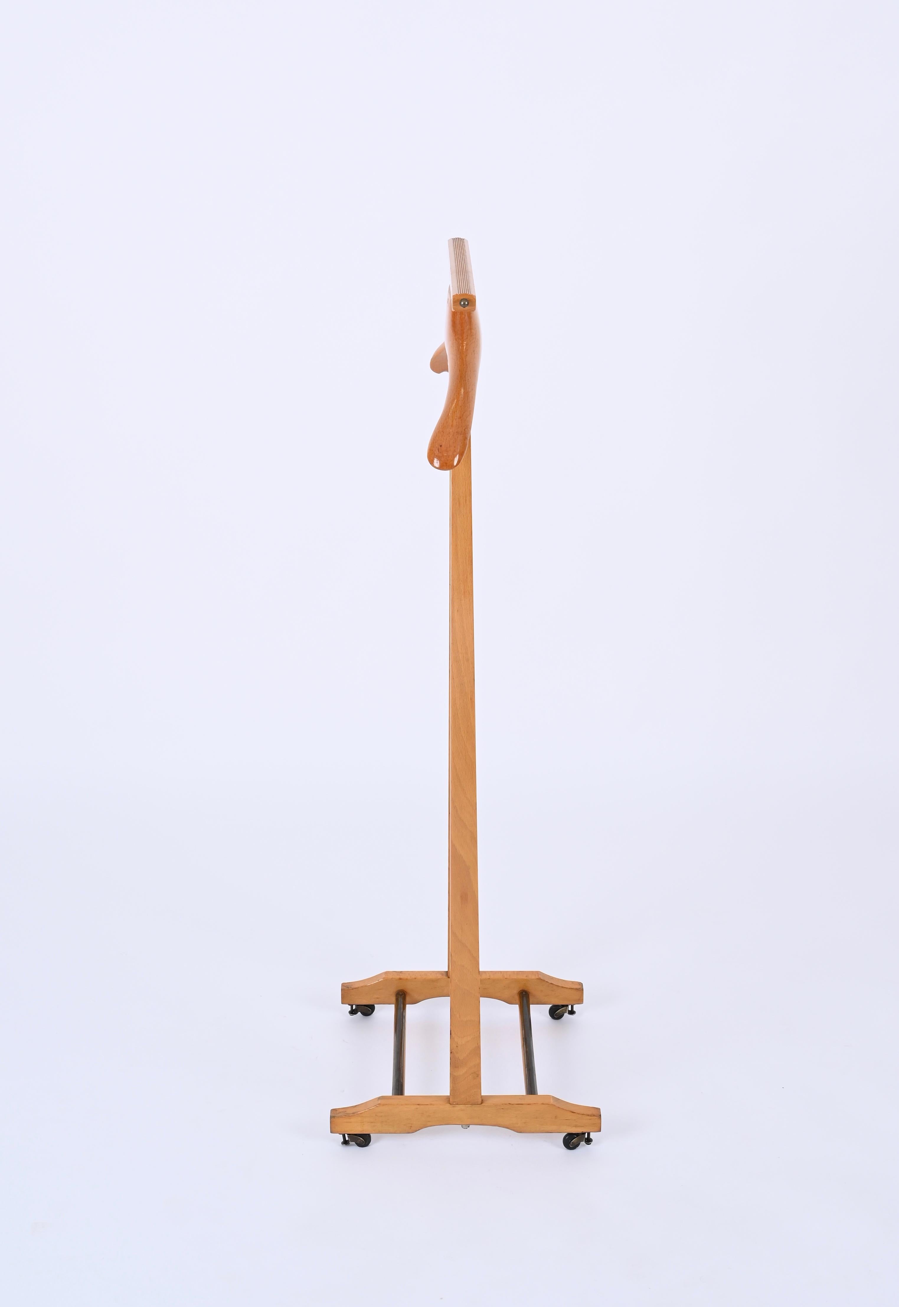 Fratelli Reguitti Midcentury Valet Stand in Beechwood and Brass, Italy, 1960s For Sale 3