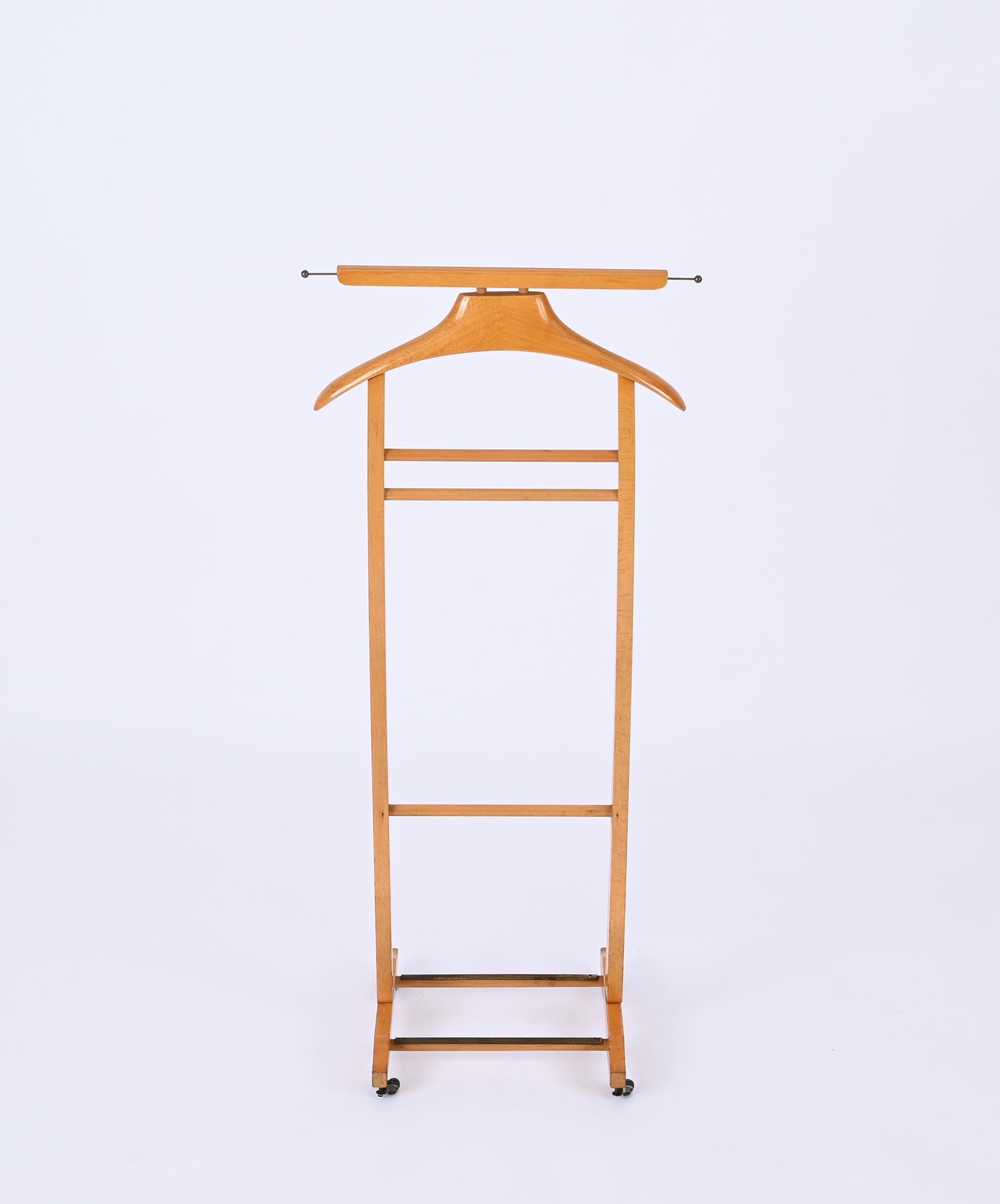 Fratelli Reguitti Midcentury Valet Stand in Beechwood and Brass, Italy, 1960s In Good Condition For Sale In Roma, IT