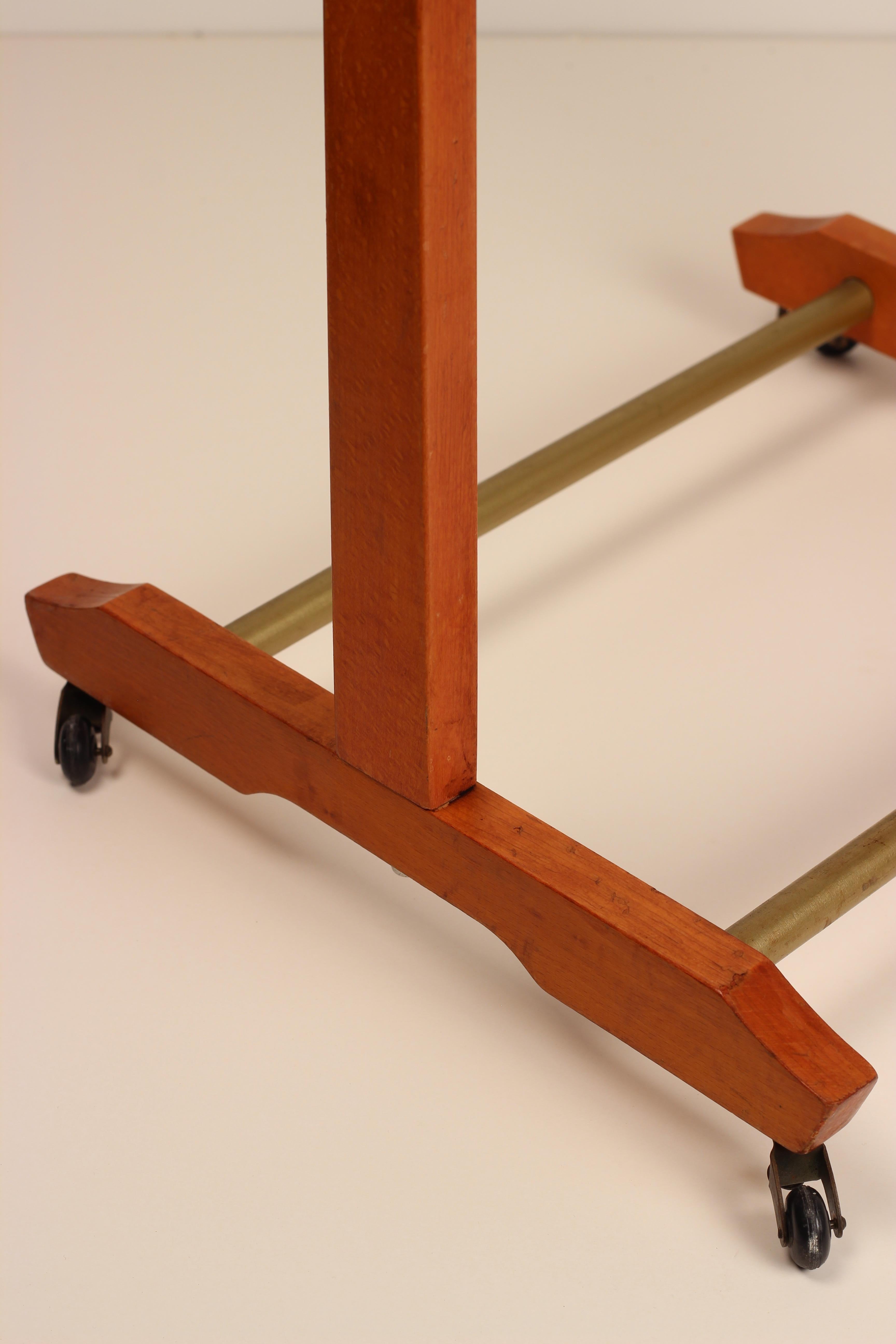 Fratelli Reguitti Modernistischer Valet Stand, Italien, 1950er Jahre

Ein raffinierter modernistischer Dienerstand von Fratelli Reguitti, Italien, aus den 1950er Jahren. Dieses elegante Design aus warm getöntem Buchenholz mit subtilen Details