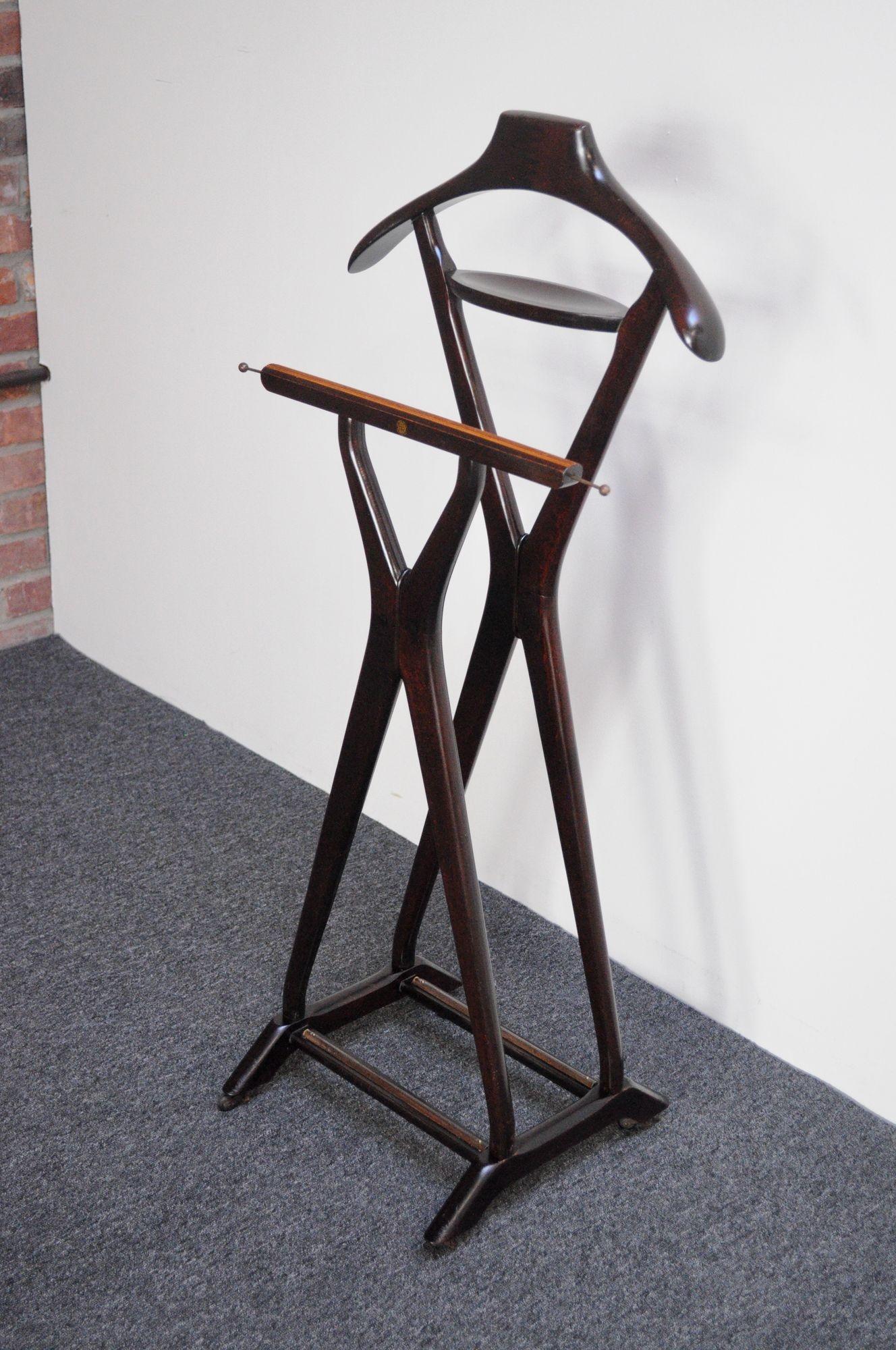 This Italian valet was designed by Fratelli Reguitti in the 1950s. This design is often mis-attributed to Ico Parisi, who used these valets for styling but never actually designed them.
Early example composed of a sculptural 'x' frame with hanger