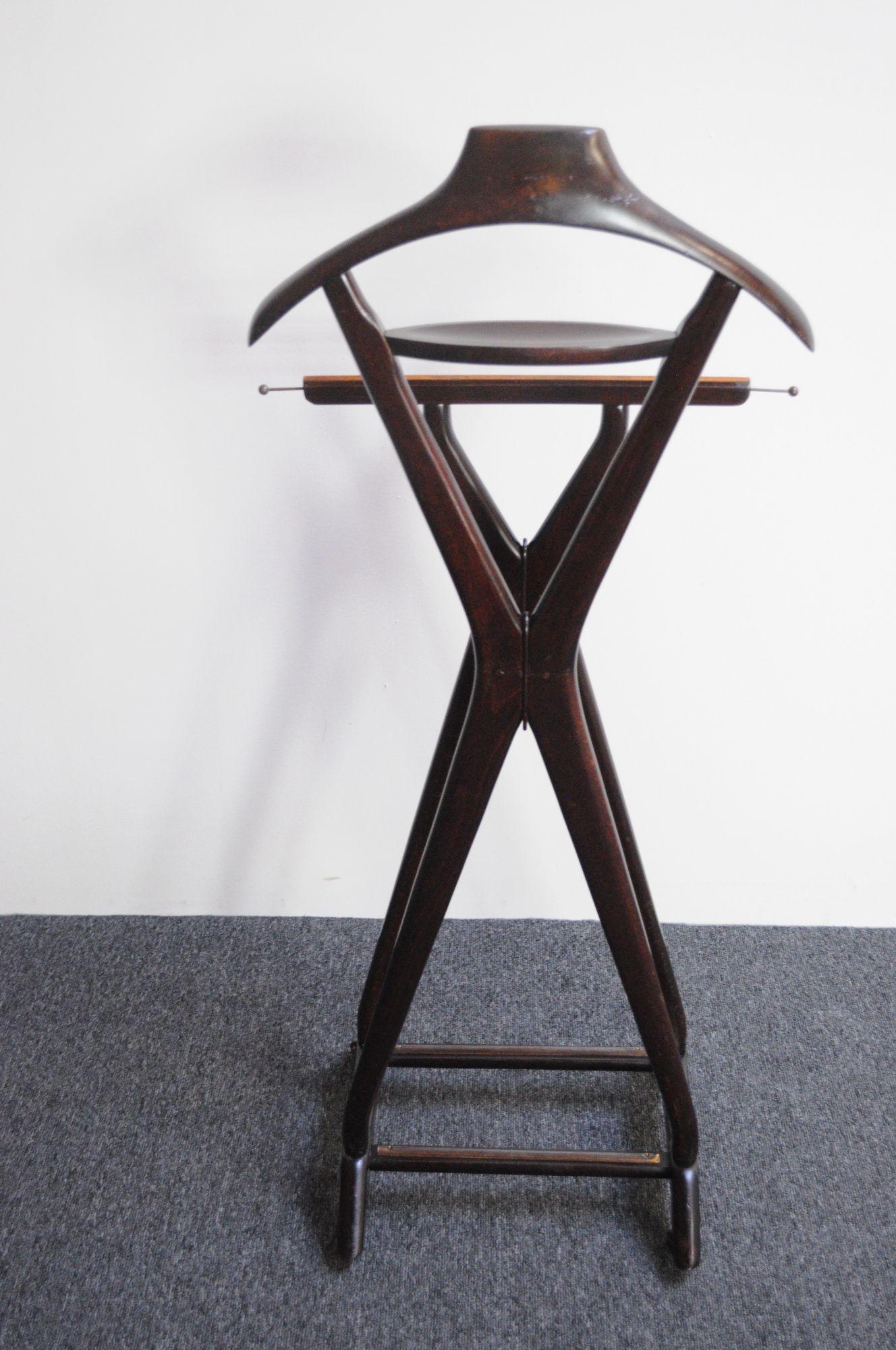 Fratelli Reguitti Sculptural Stained Maple Valet in the Style of Ico Parisi In Good Condition For Sale In Brooklyn, NY
