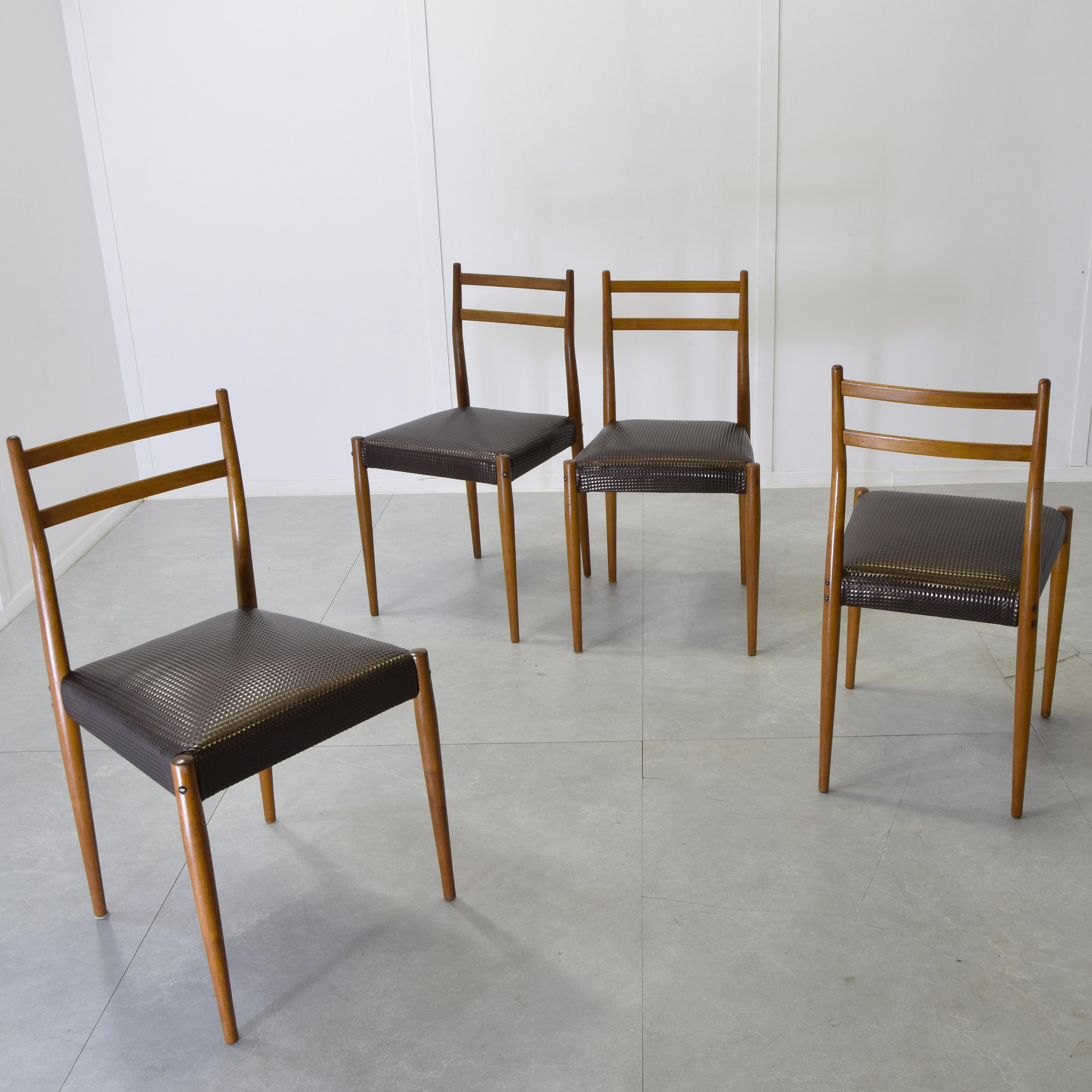 Ensemble de quatre chaises avec structure en bois de hêtre et assise en tissu. Les chaises sont attribuées à Gio Ponti par les archives Ponti.