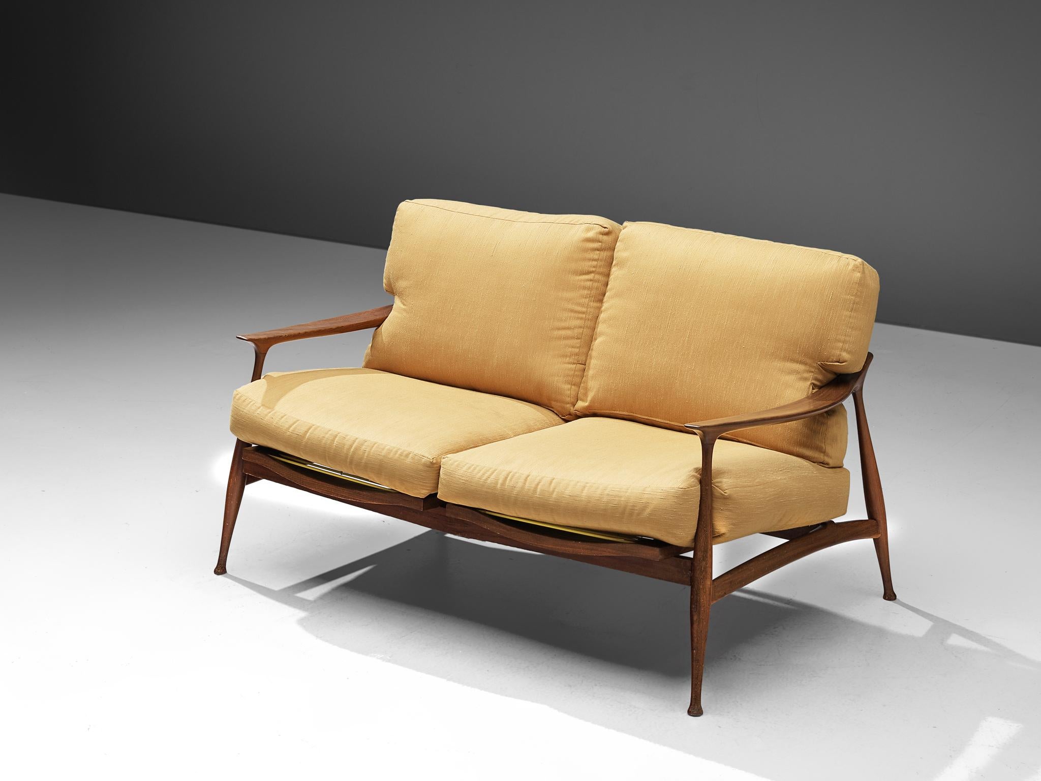 Fratelli Reguitti, sofa model 'Lord', walnut, yellow fabric upholstery, Italy, 1959

Beautiful settee in solid walnut by Fratelli Reguitti. This sofa has a beautiful detailed and organic shaped design. The high cylindrical legs are tapered to the