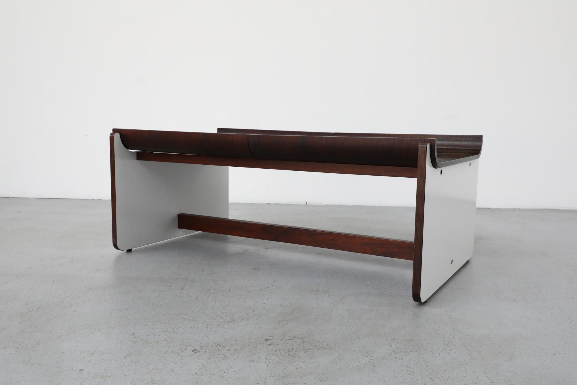 Mesa baja de palisandro estilo Fratelli Reguitti con costados panelados en blanco, años 1960/70 en venta 3