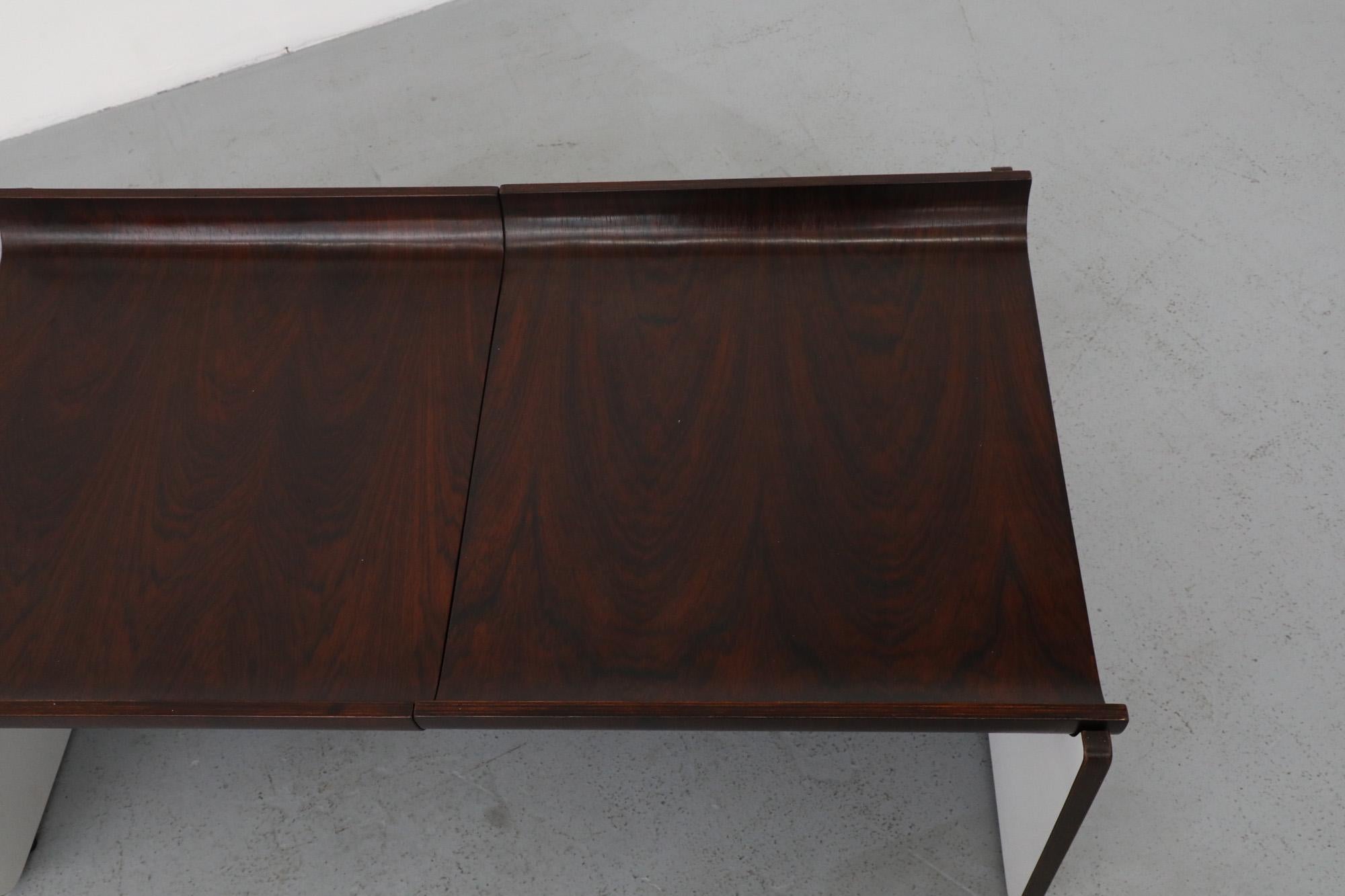 Mesa baja de palisandro estilo Fratelli Reguitti con costados panelados en blanco, años 1960/70 en venta 4