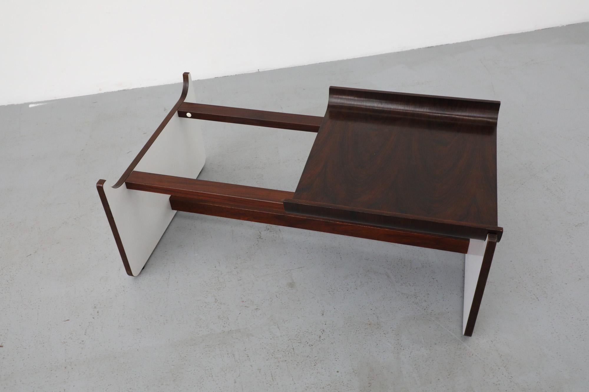 Mesa baja de palisandro estilo Fratelli Reguitti con costados panelados en blanco, años 1960/70 en venta 5