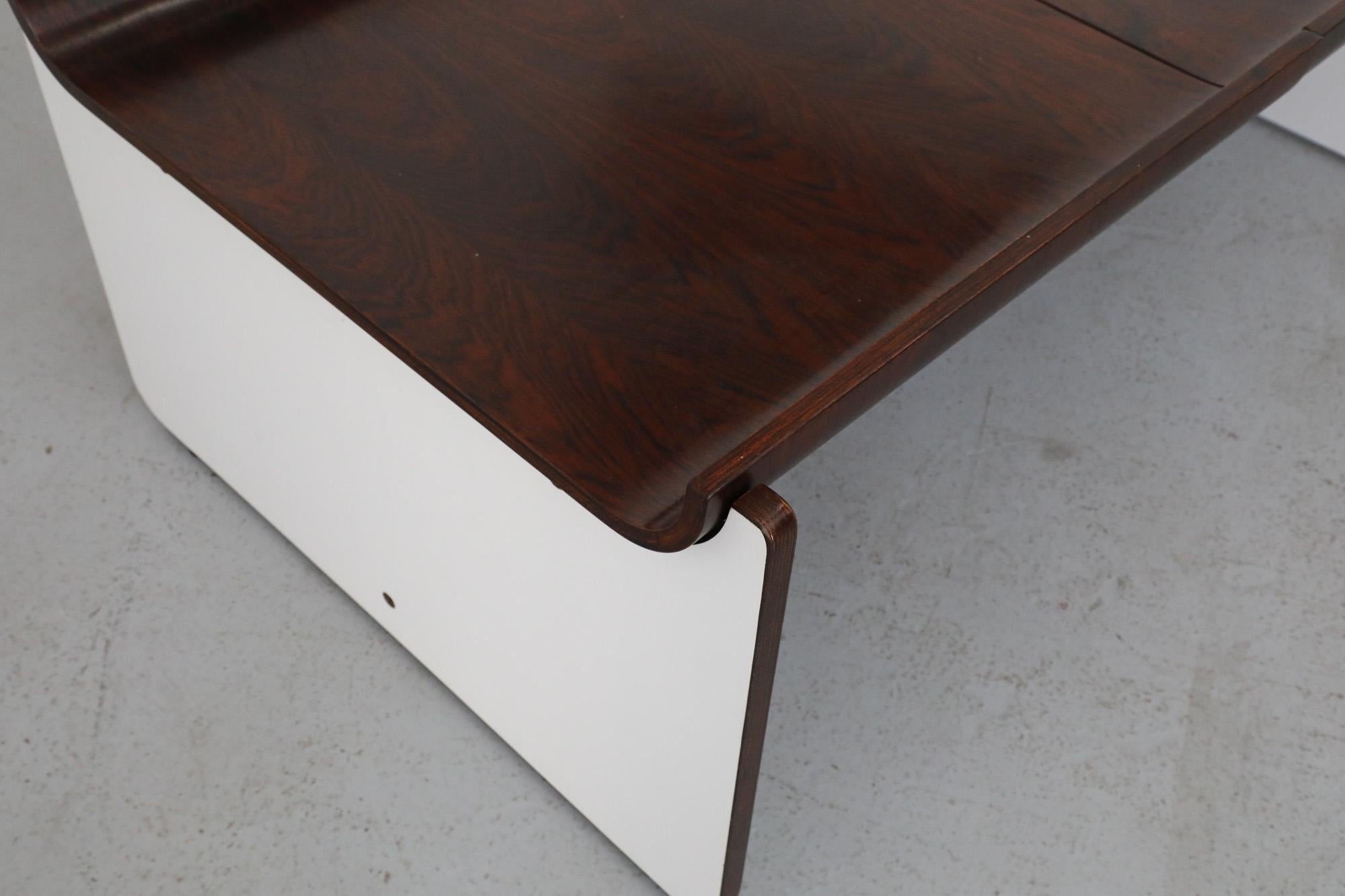 Mesa baja de palisandro estilo Fratelli Reguitti con costados panelados en blanco, años 1960/70 en venta 6