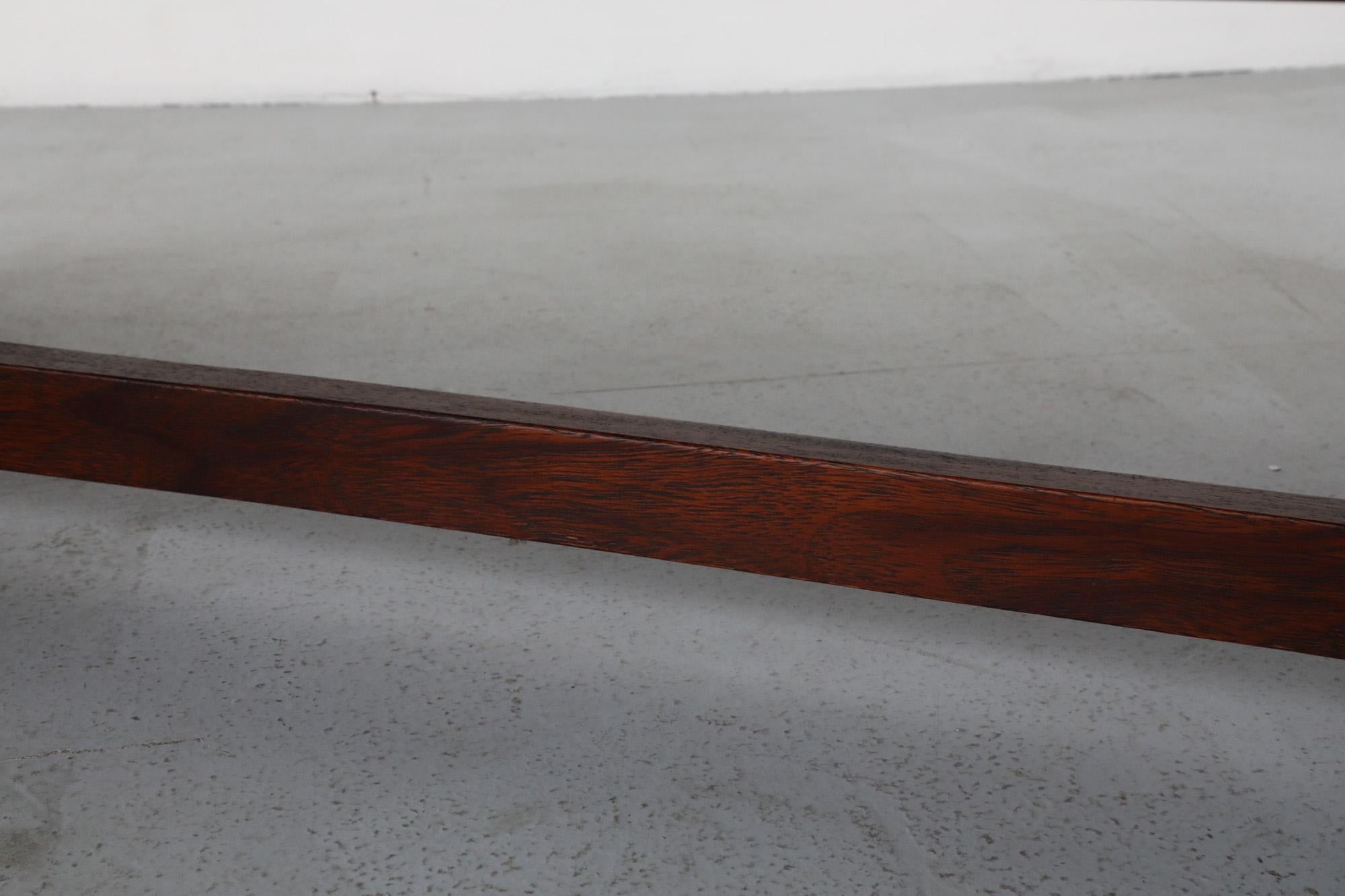Mesa baja de palisandro estilo Fratelli Reguitti con costados panelados en blanco, años 1960/70 en venta 8