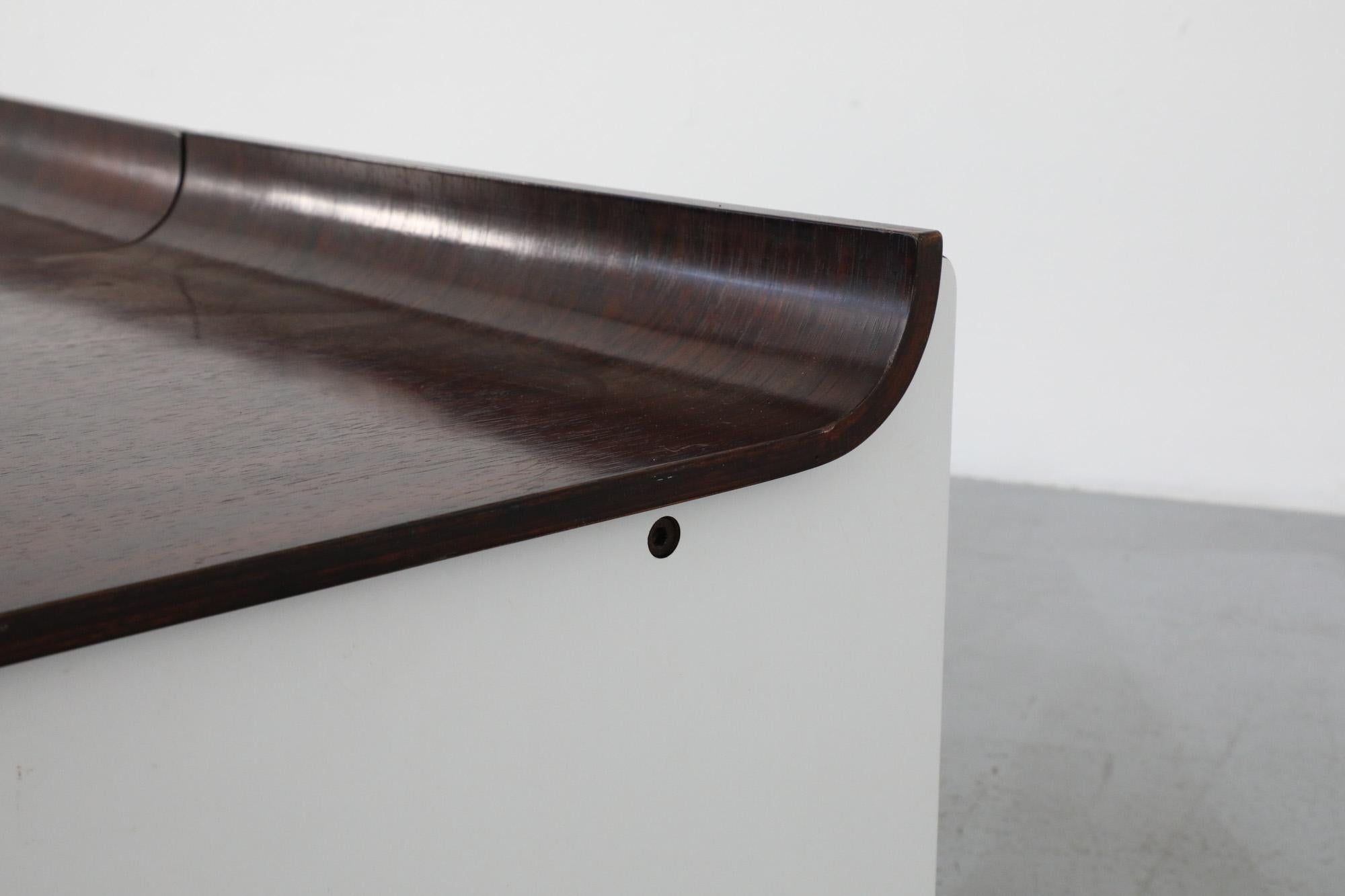 Mesa baja de palisandro estilo Fratelli Reguitti con costados panelados en blanco, años 1960/70 en venta 9