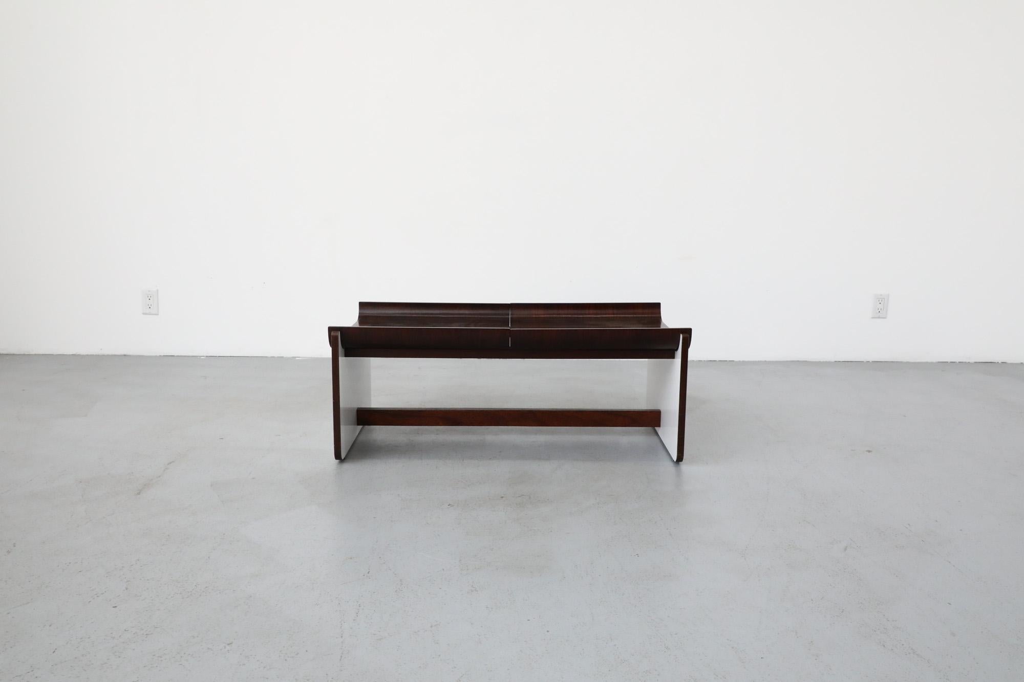 Mesa de centro de palisandro estilo Fratelli Reguitti de Simmons, años 1960/70. Esta mesa tiene dos bandejas curvadas de palisandro que componen el tablero y se asientan sobre el marco panelado en blanco. En estado original con desgaste visible