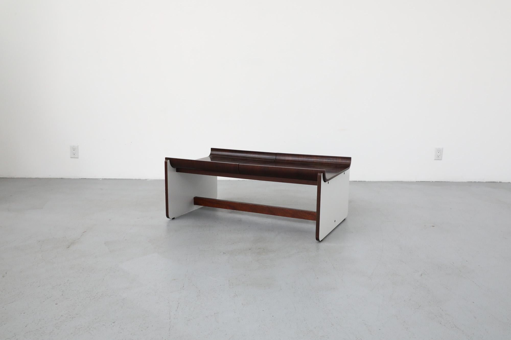 Mesa baja de palisandro estilo Fratelli Reguitti con costados panelados en blanco, años 1960/70 Moderno de mediados de siglo en venta