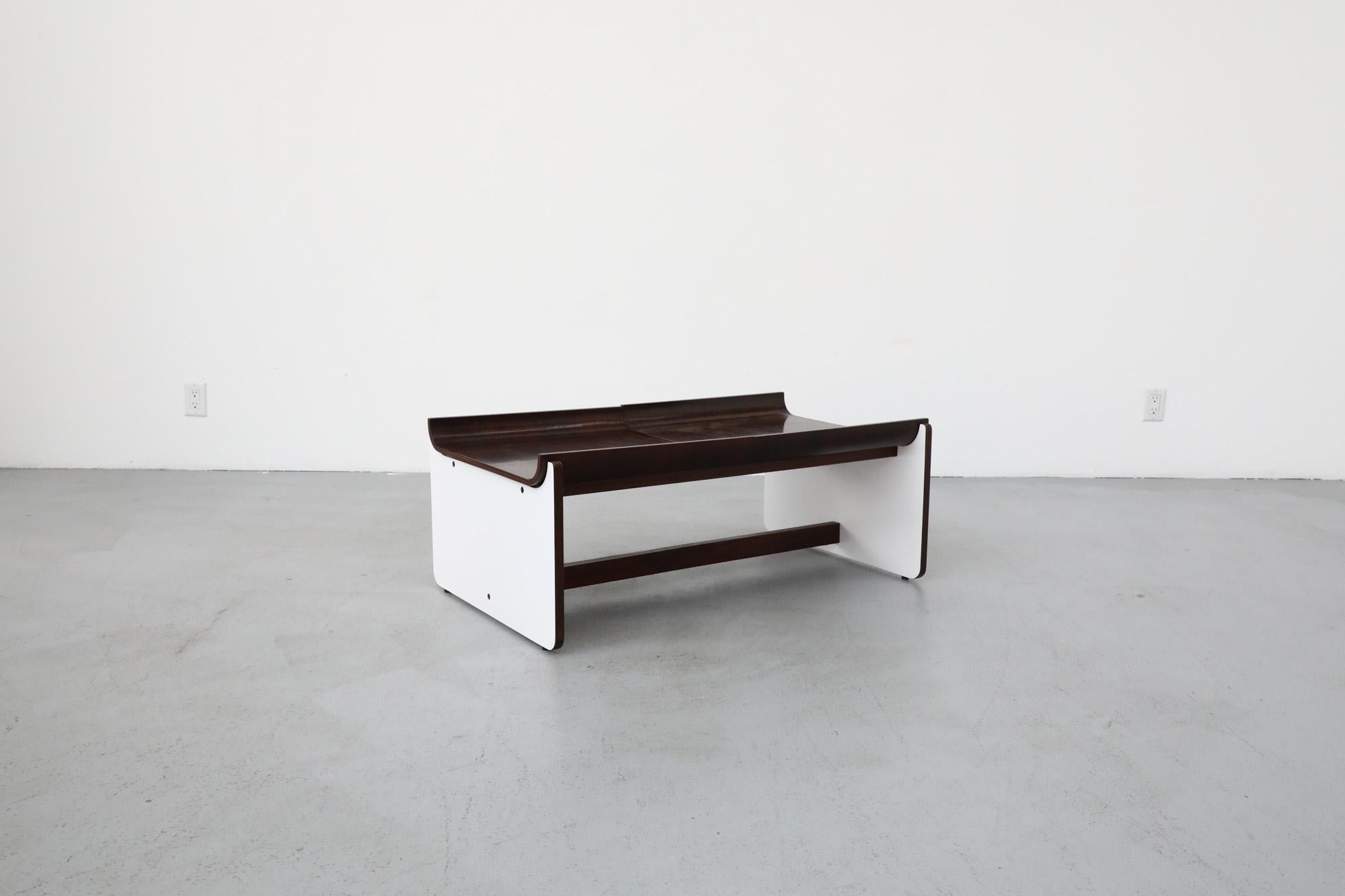 Mesa baja de palisandro estilo Fratelli Reguitti con costados panelados en blanco, años 1960/70 en Bueno estado para la venta en Los Angeles, CA