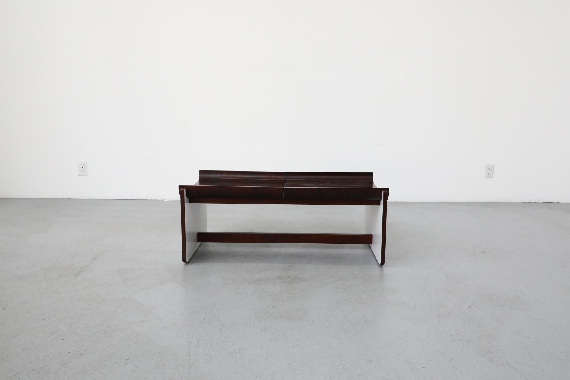 Mesa baja de palisandro estilo Fratelli Reguitti con costados panelados en blanco, años 1960/70 Palo de rosa en venta