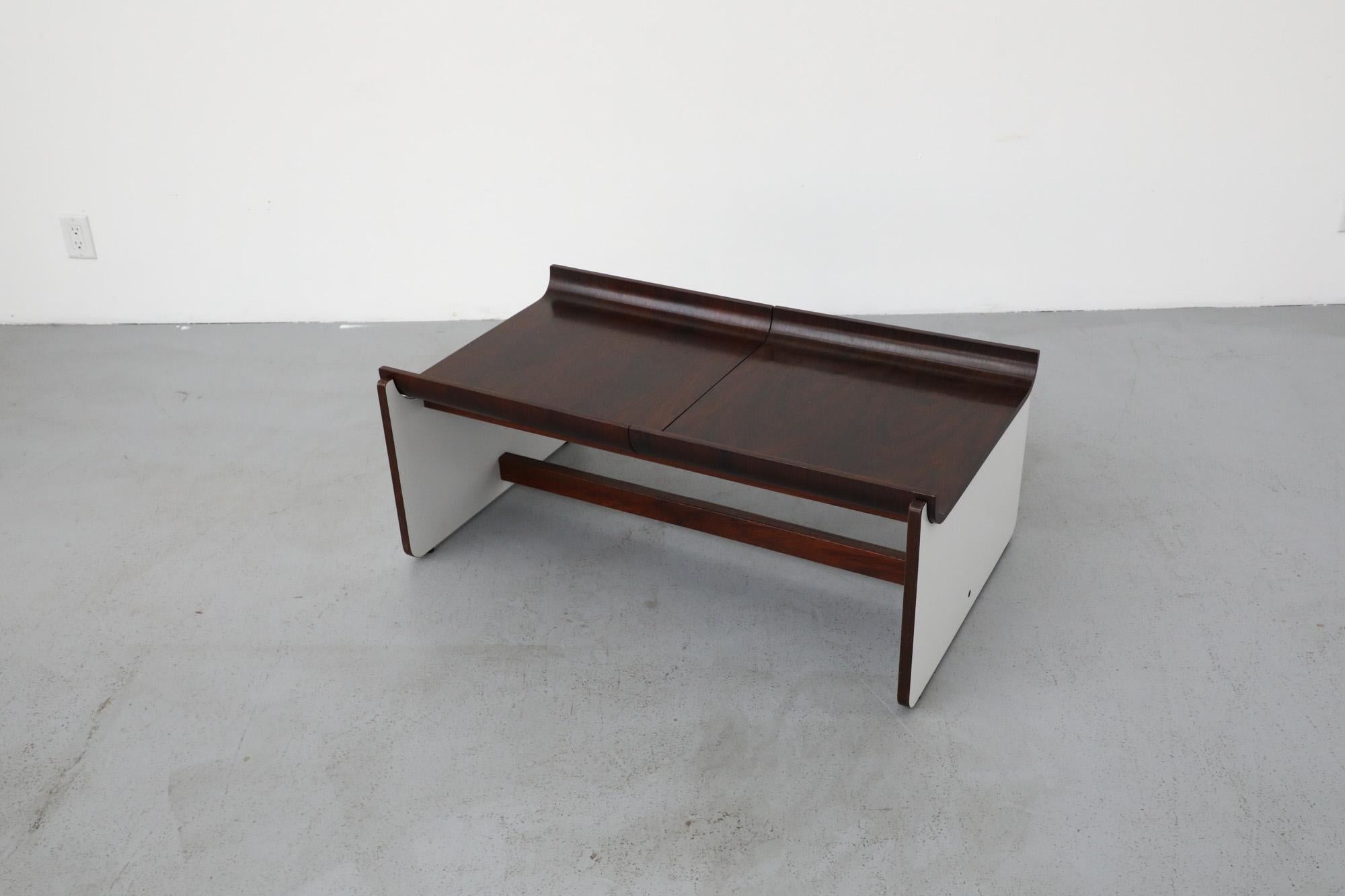 Mesa baja de palisandro estilo Fratelli Reguitti con costados panelados en blanco, años 1960/70 en venta 1