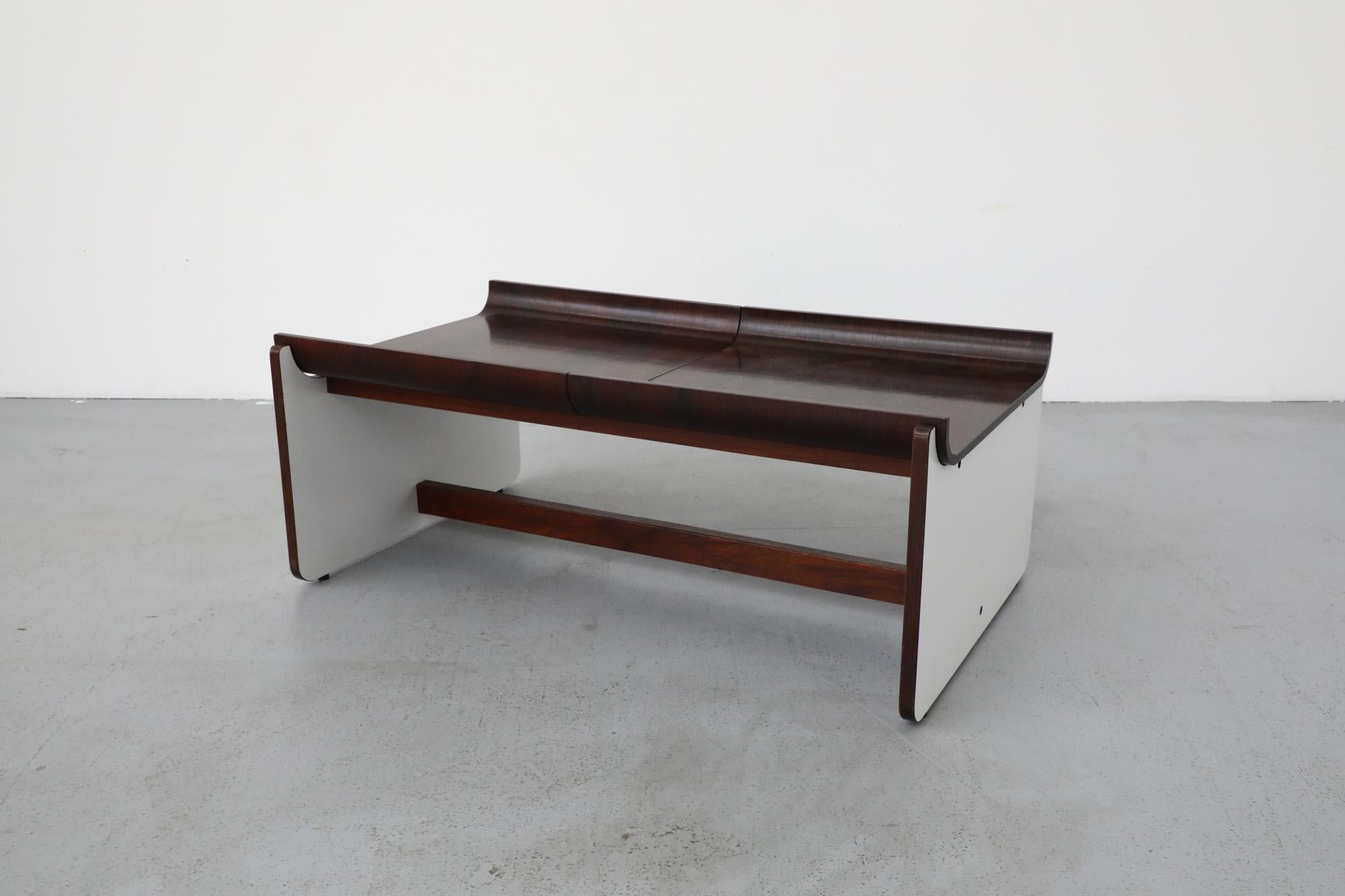 Mesa baja de palisandro estilo Fratelli Reguitti con costados panelados en blanco, años 1960/70 en venta 2