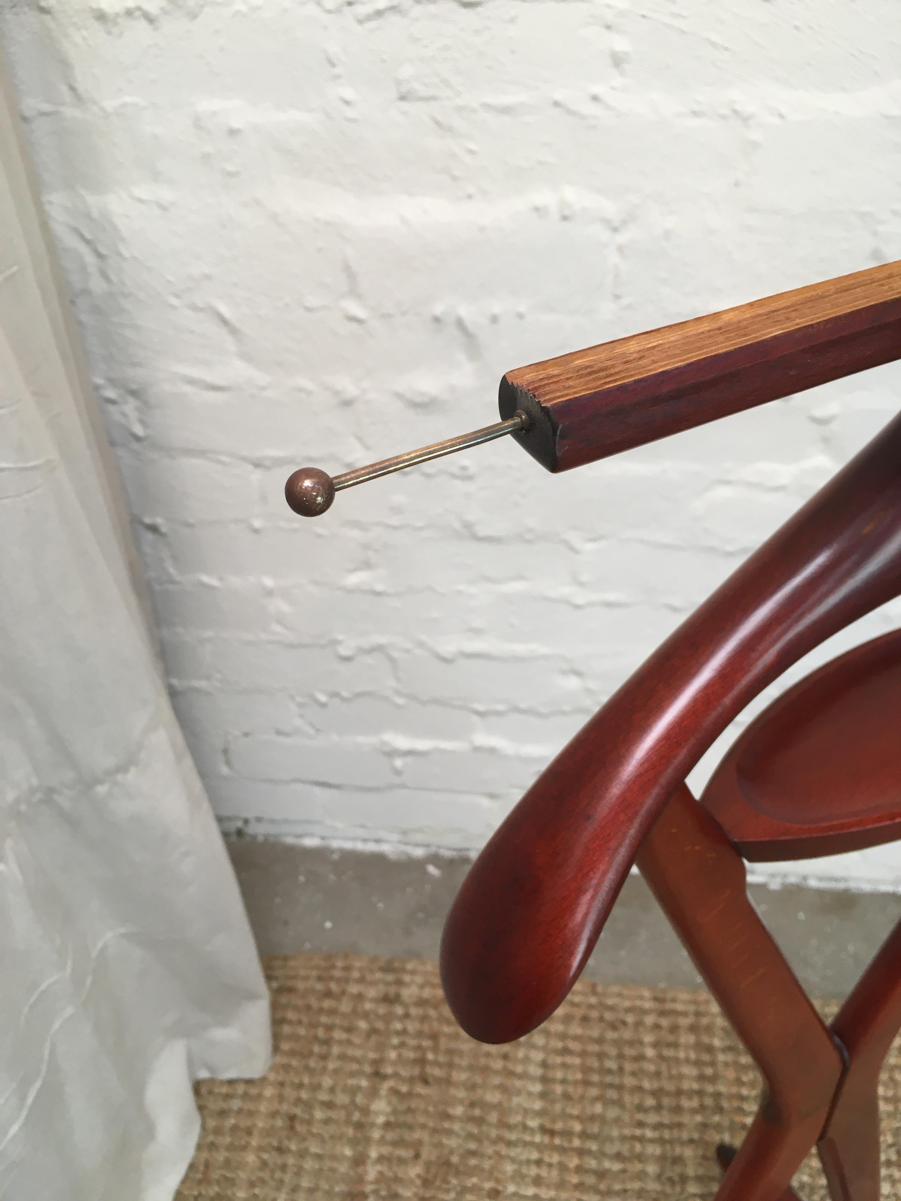 Fratelli Reguitti Valet Stand in the Style of Parisi 1960s Mahogany Beech For Sale 2