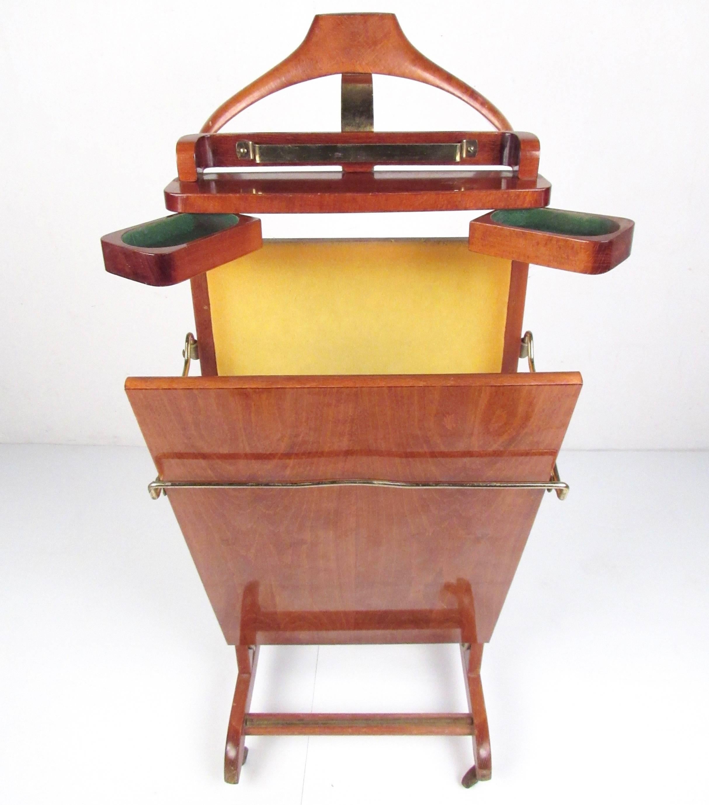 This stylish and versatile midcentury valet stand by Fratelli Reguitti was made in Italy from quality walnut and designed as an elegant modern gentleman's valet. Built-in trouser press, cuff link holder, and jacket valet, this versatile Italian