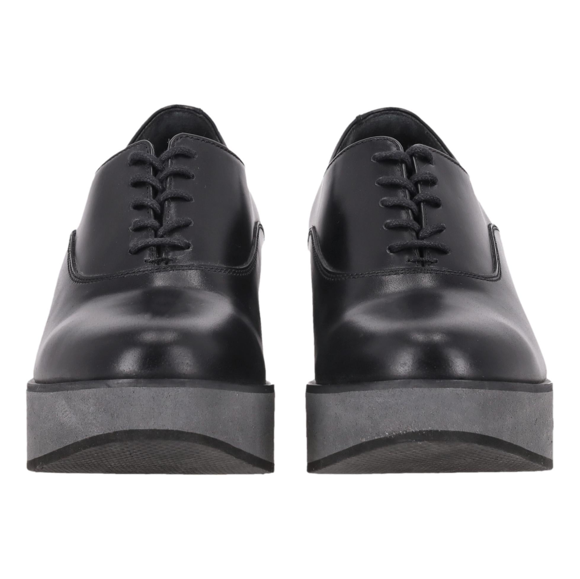 Zapatos Oxford de Piel con Plataforma Fratelli Rosetti

Zapatos oxford de piel lisa diseñados con plataforma y tacón en bloque apilado.

Con cordones en la parte delantera y puntera de almendra, forro de piel.

Precio aprox. 370

Talla - 37

Estado