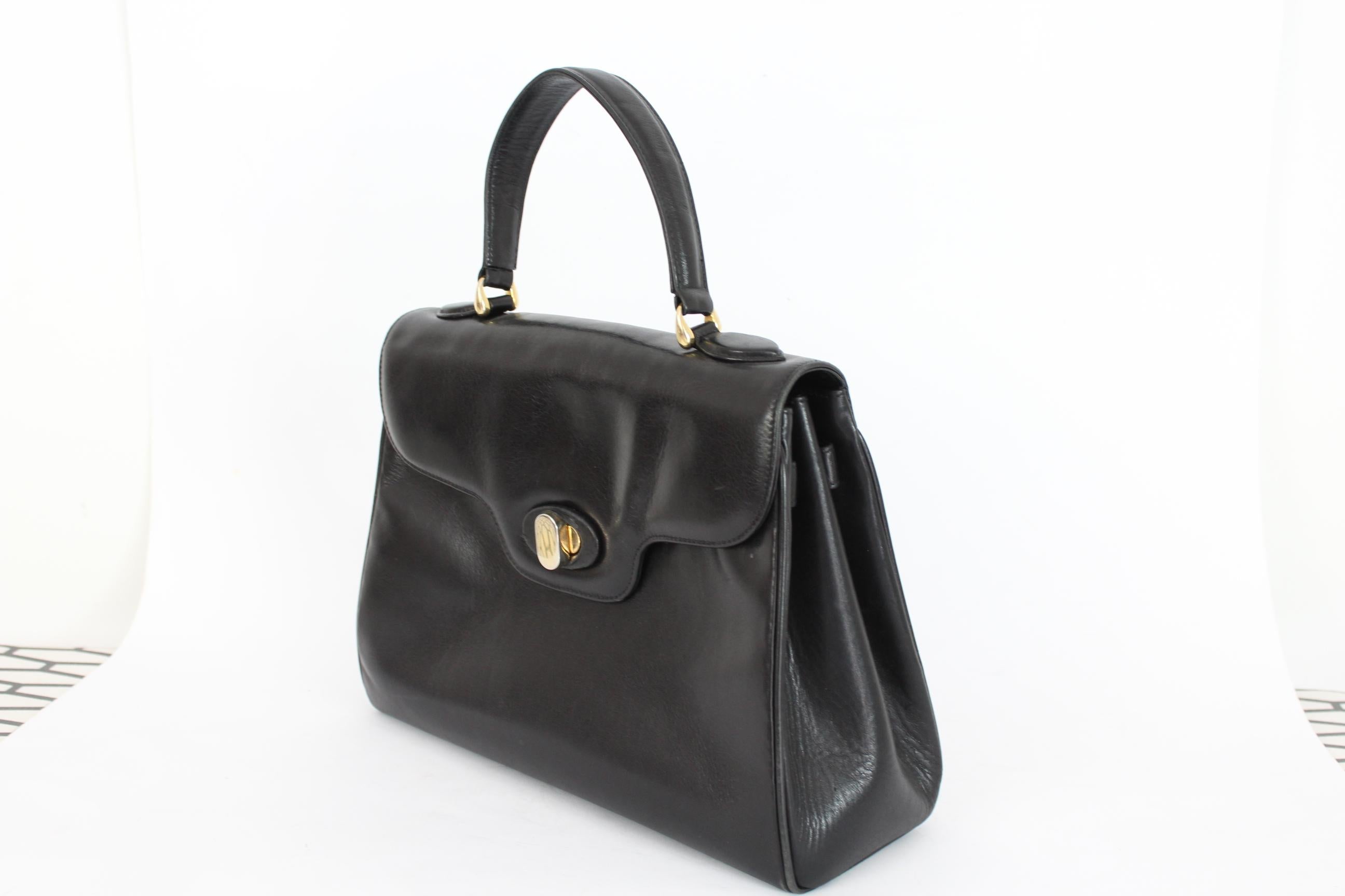 Fratelli Rossetti 80s vintage handbag. Rigid doctor model bag, black color, 100% leather. Clip button closure, internal dividers. Made in Italy. Very good vintage conditions, some small imperfections caused by time.

Height: 25 cm

Width: 29