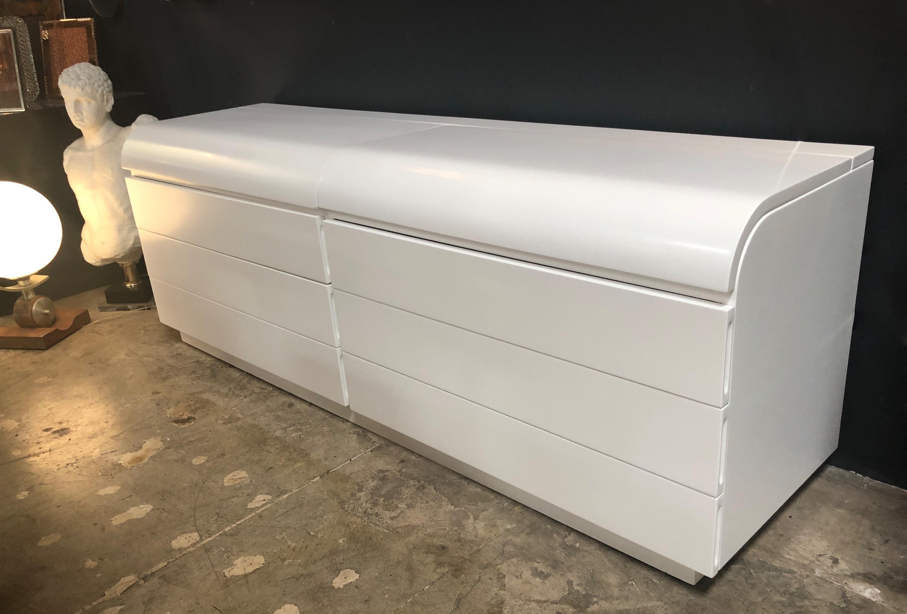 Fratelli Saporiti, Modern White Lacquered Buffet or Cabinet, Italy, 1970s In Excellent Condition In Los Angeles, CA