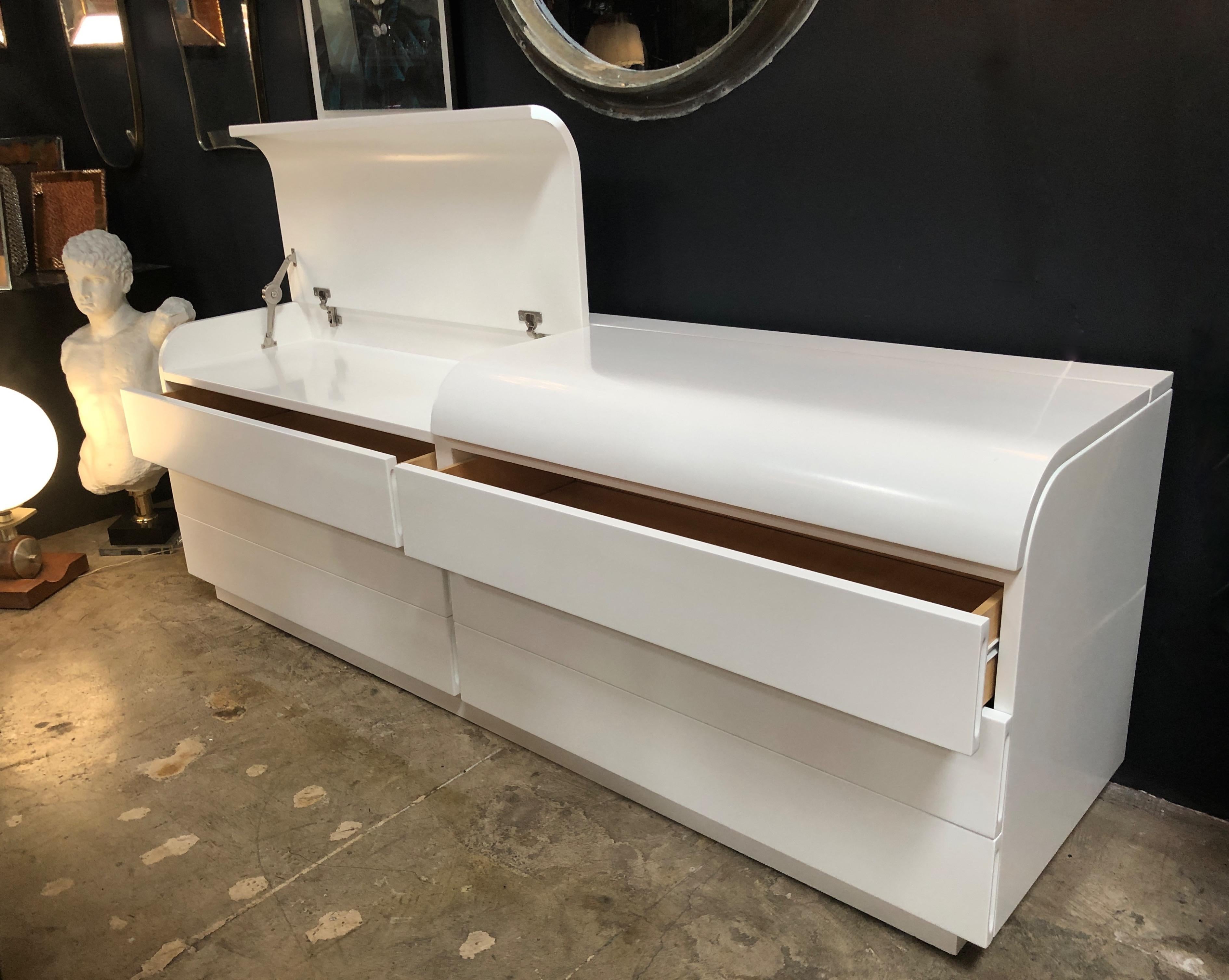 Late 20th Century Fratelli Saporiti, Modern White Lacquered Buffet or Cabinet, Italy, 1970s