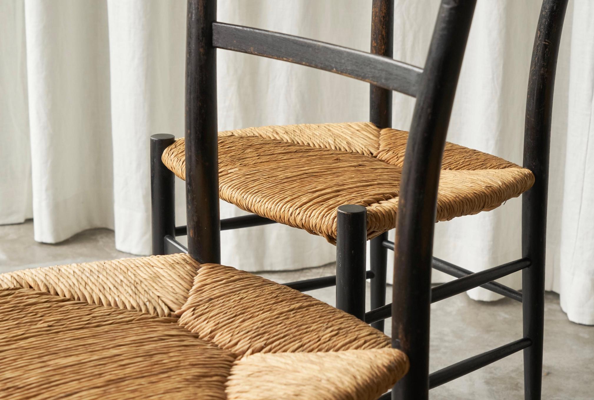 Fratelli Spinetto Chiavari Satz von 4 Stühlen in Ebonized Holz und Stroh Italien 1950 im Angebot 3