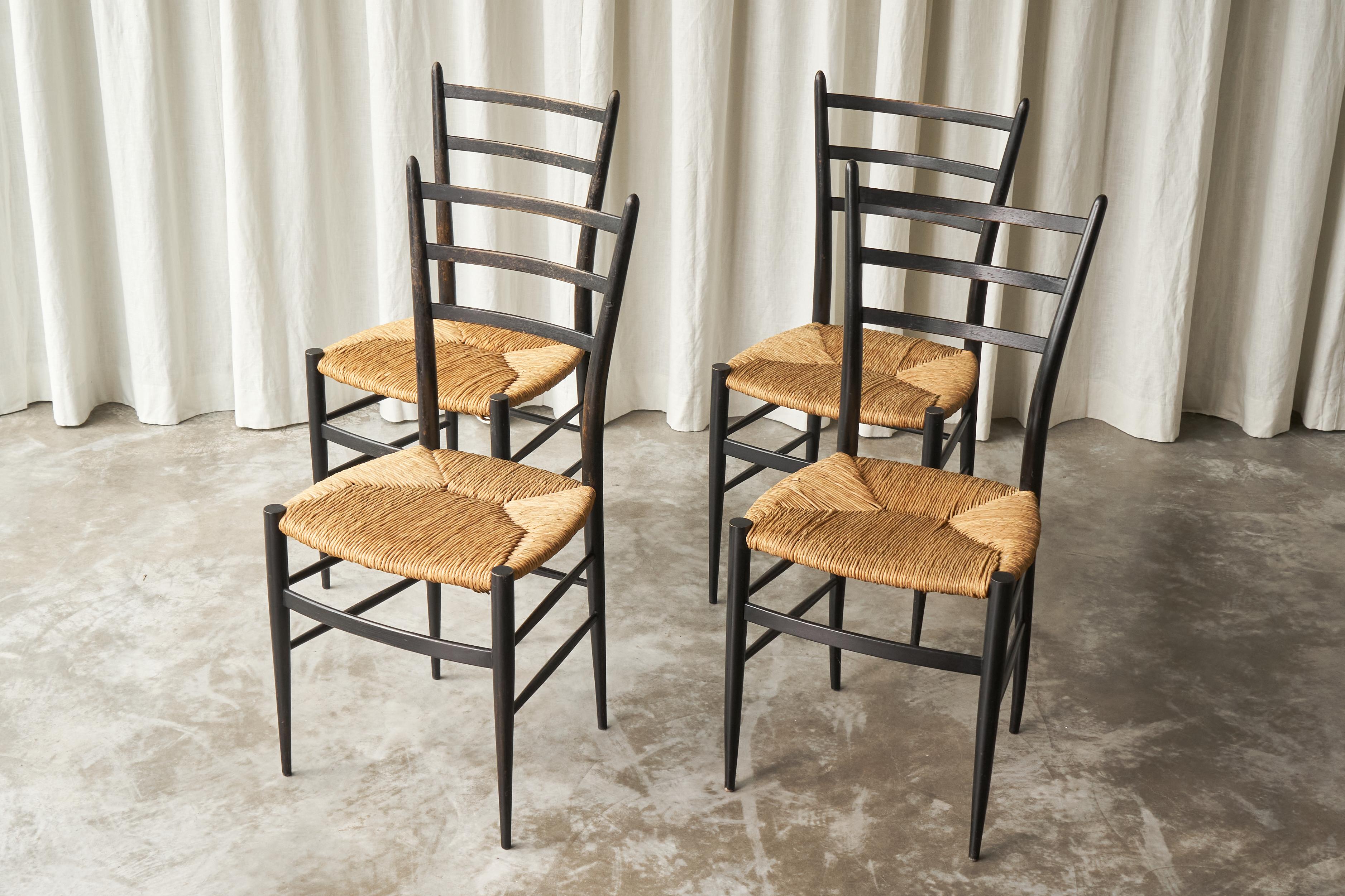 Fratelli Spinetto Chiavari Set di 4 sedie in legno ebanizzato e paglia Italia 1950 3